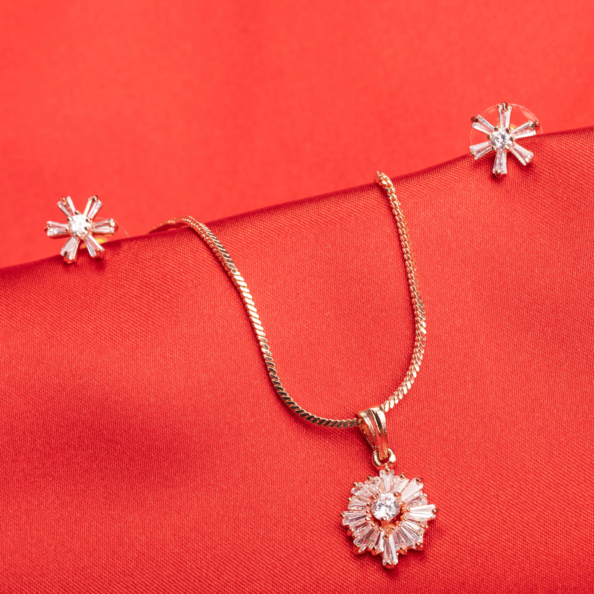 " ""Rosegold zircon pendant set with a starry look, ideal for office wear, adding a touch of charm.""
"