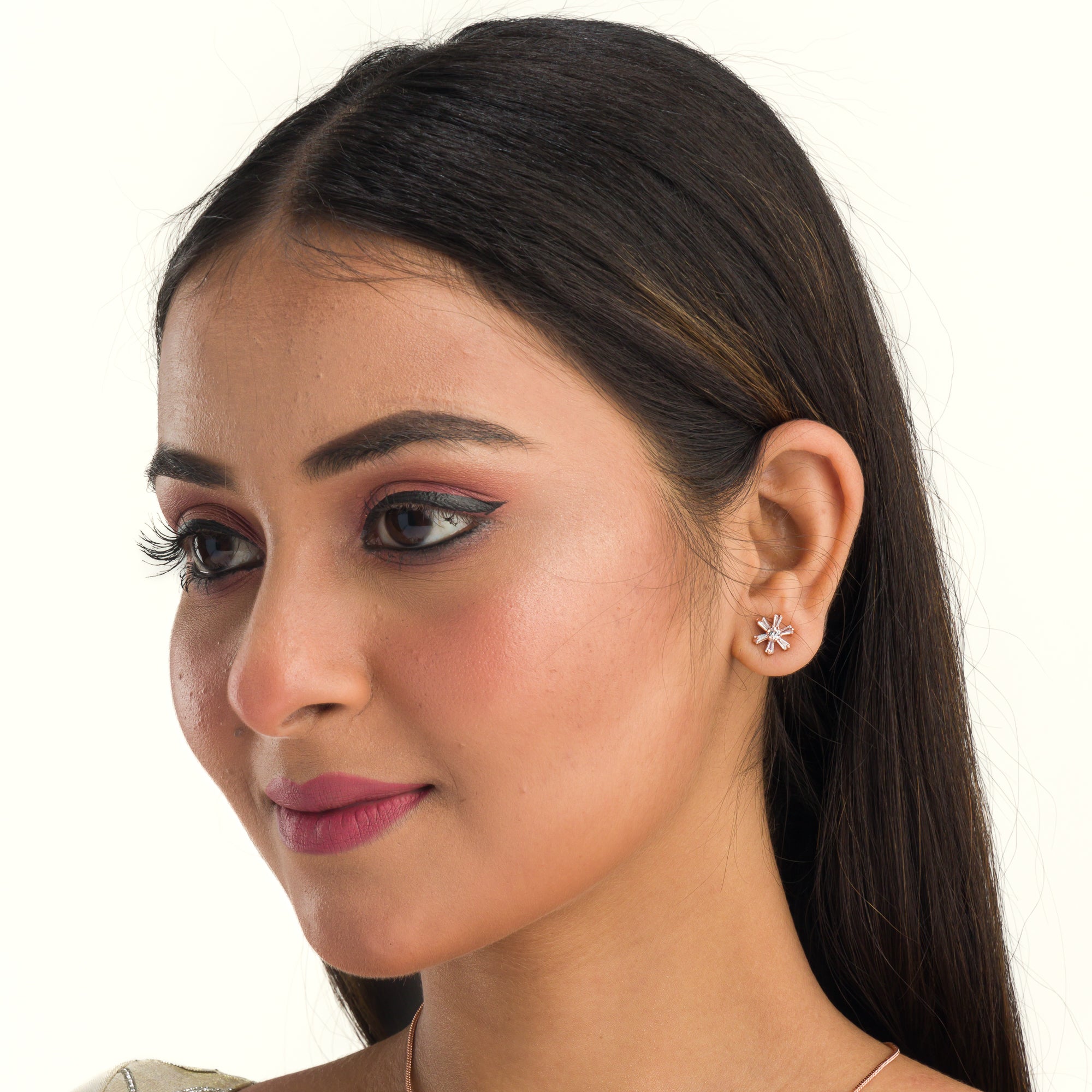 " ""Rosegold zircon pendant set with a starry look, ideal for office wear, adding a touch of charm.""
"