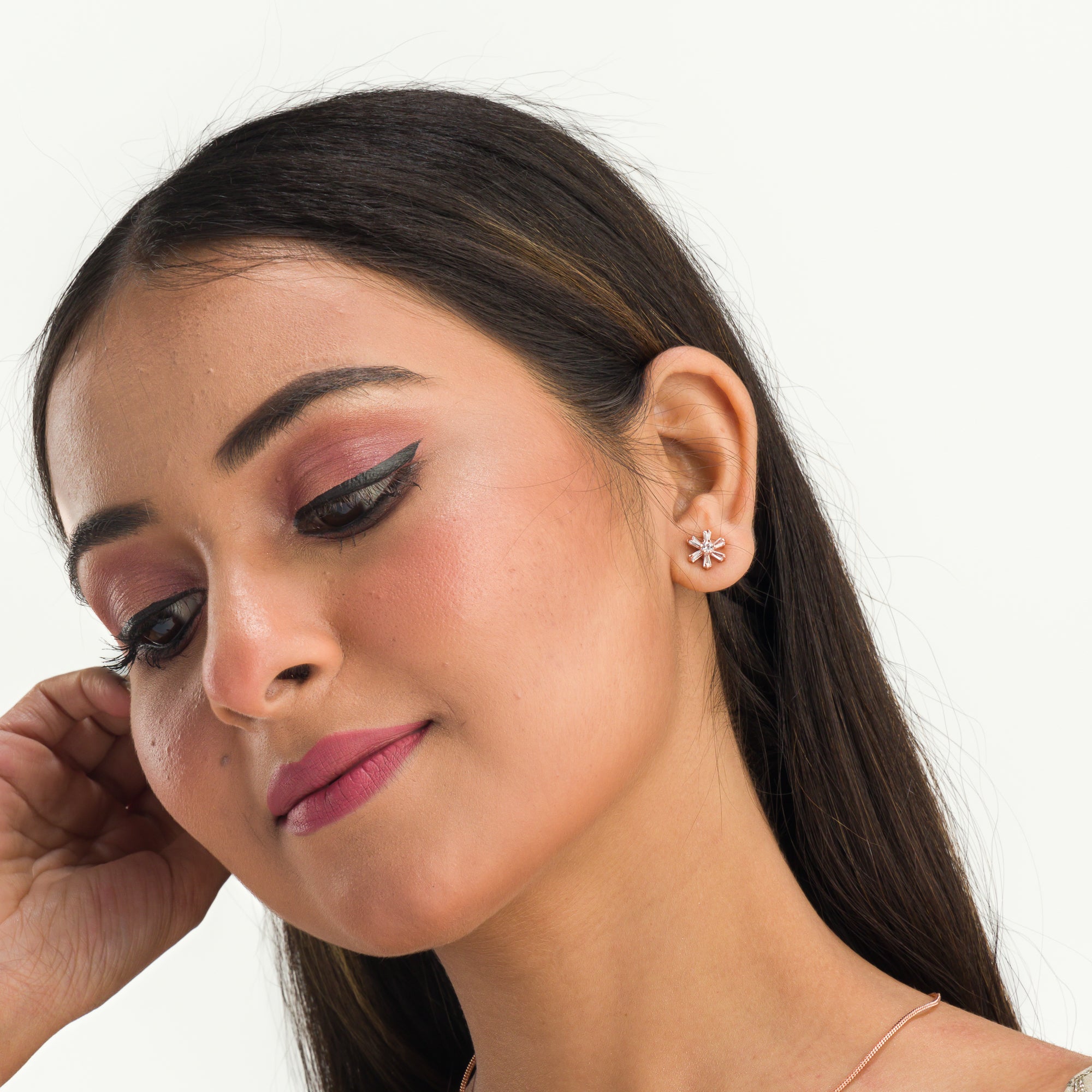 " ""Rosegold zircon pendant set with a starry look, ideal for office wear, adding a touch of charm.""
"