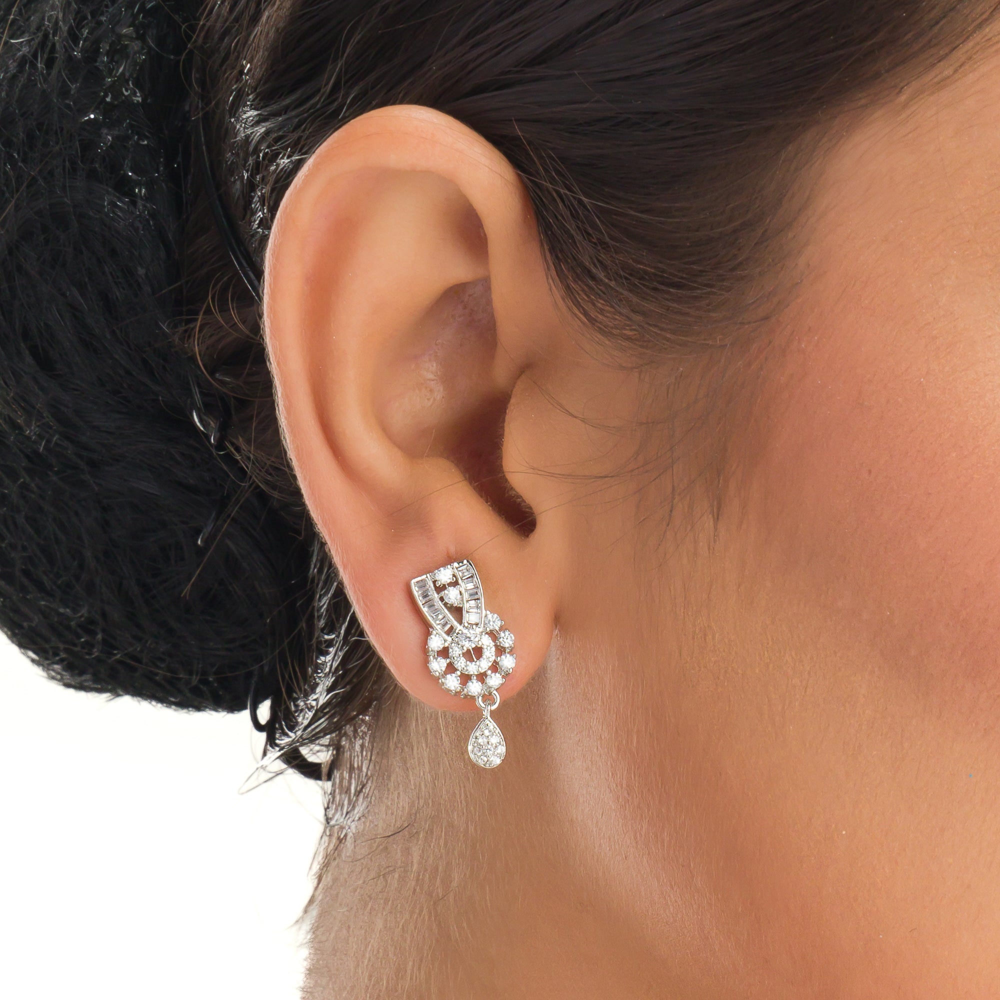 Elegant zircon mangalsutra in black and gold, blending traditional elegance with dazzling sparkle."