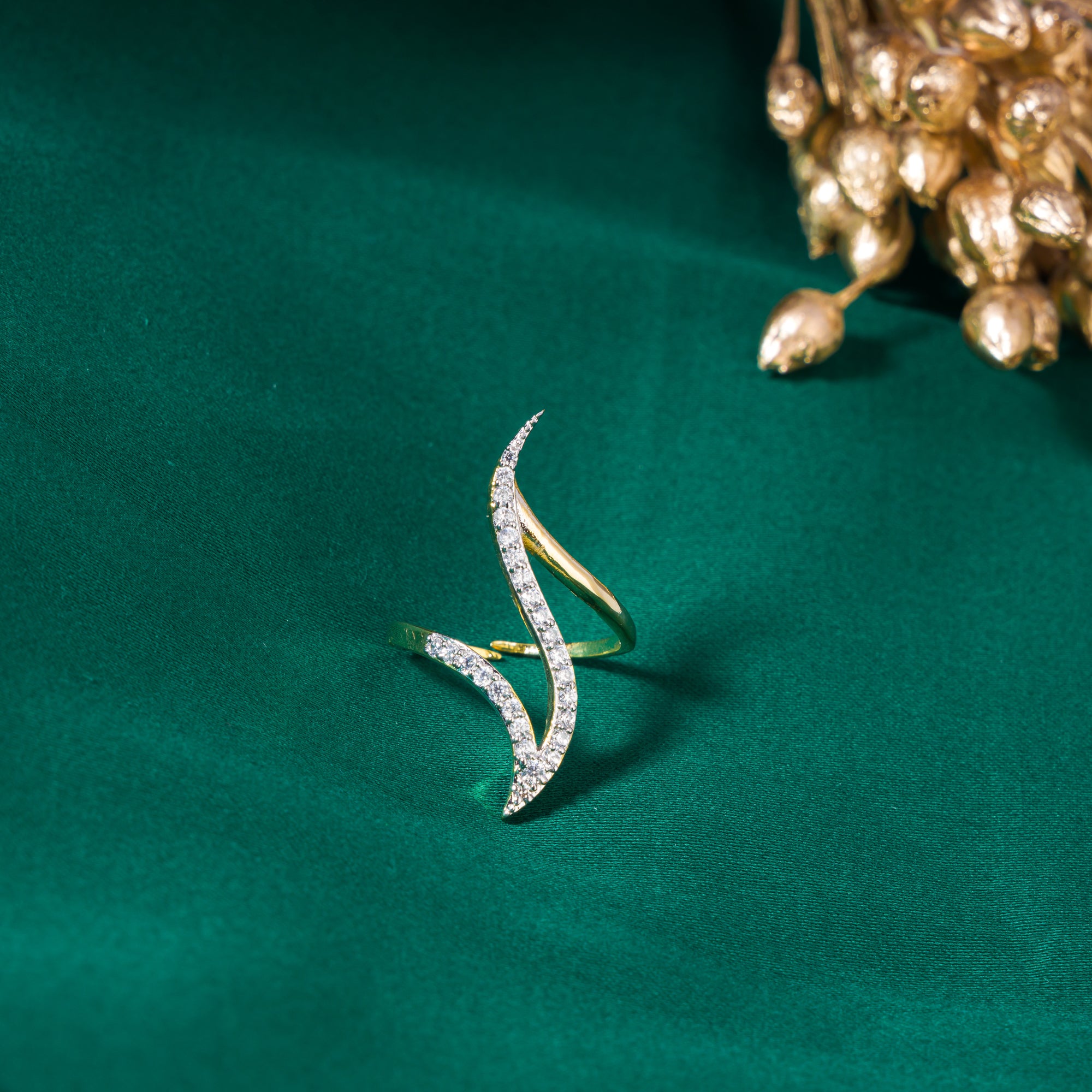 "Modern zircon finger ring in gold, featuring sleek design elements with sparkling elegance."