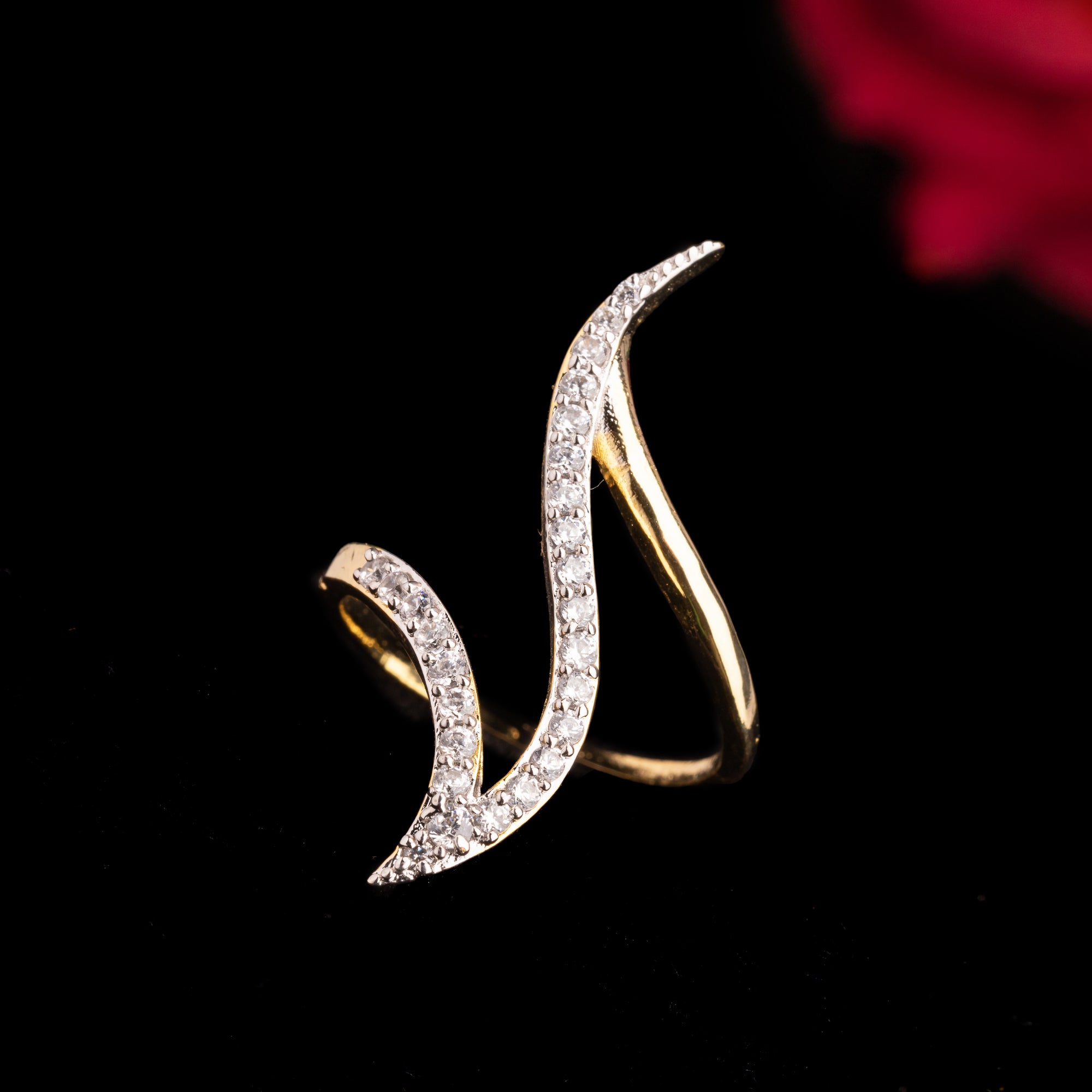 "Modern zircon finger ring in gold, featuring sleek design elements with sparkling elegance."