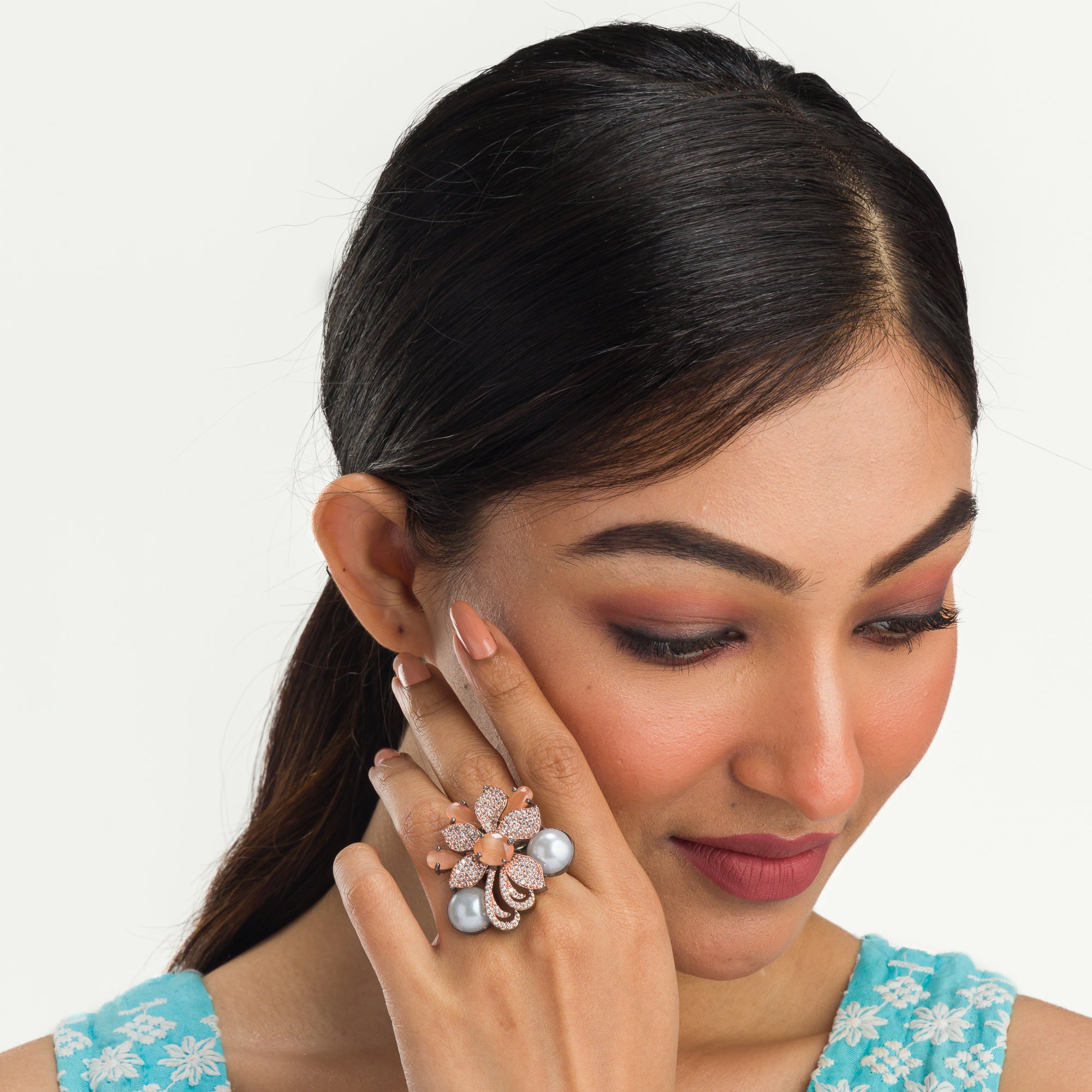 Elegant salmon zircon finger ring with pearls, combining sparkling elegance and soft sophistication."