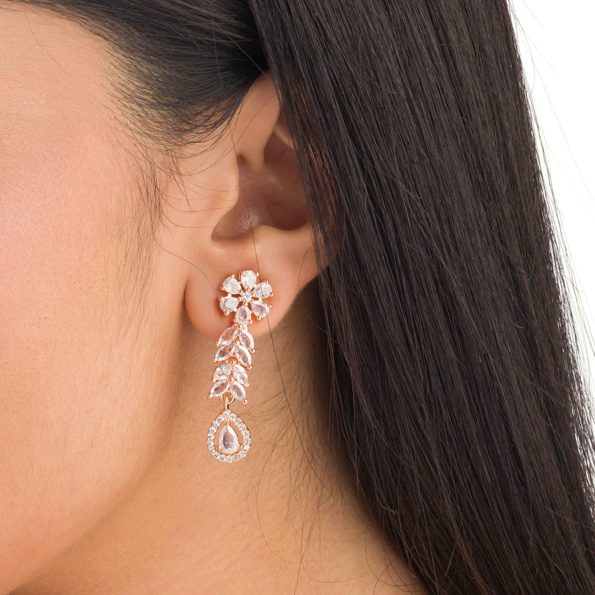 "Flower and leaf design zircon necklace in rose gold offers chic elegance and timeless style."