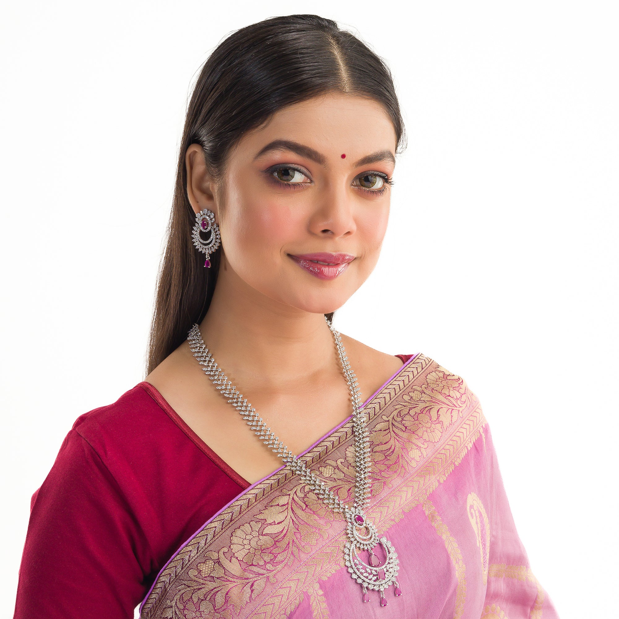 "Zircon necklace with leaf motifs exudes natural elegance and timeless beauty."