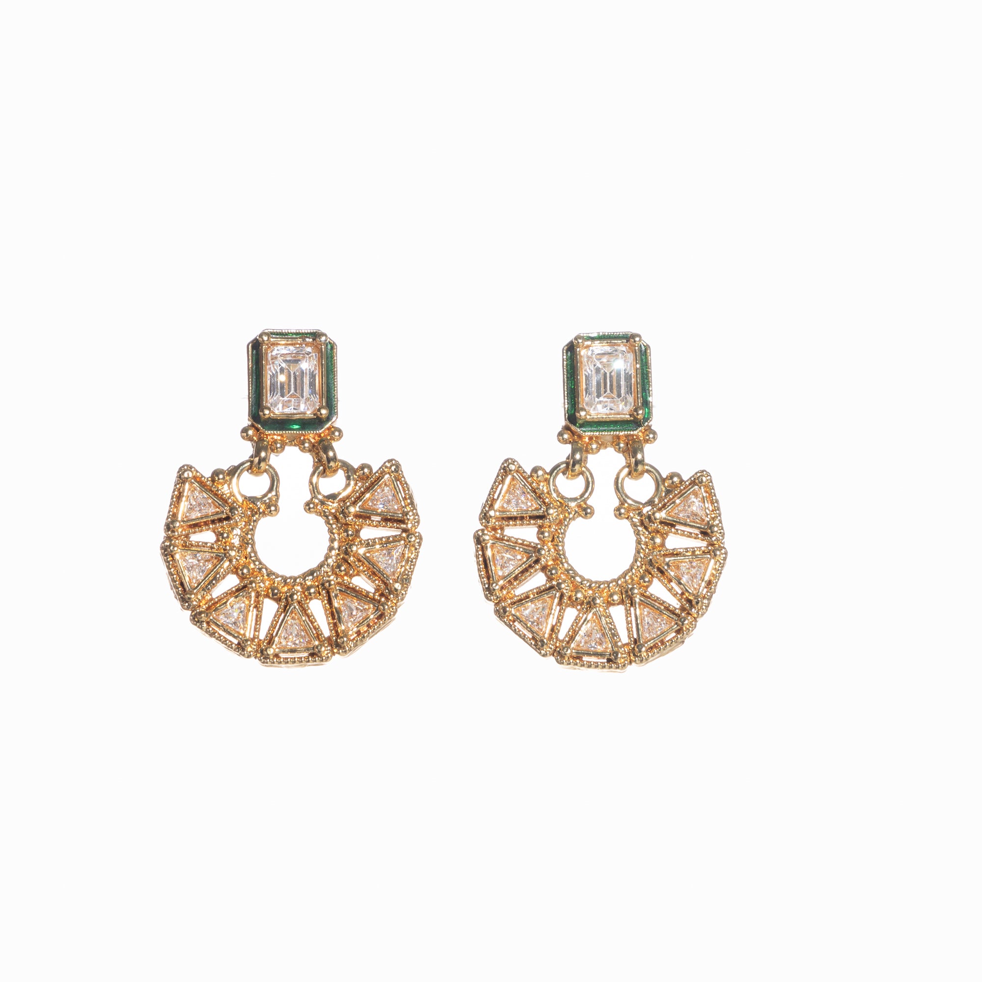 White zircon stone with a green border adds a bold and striking touch of elegance.