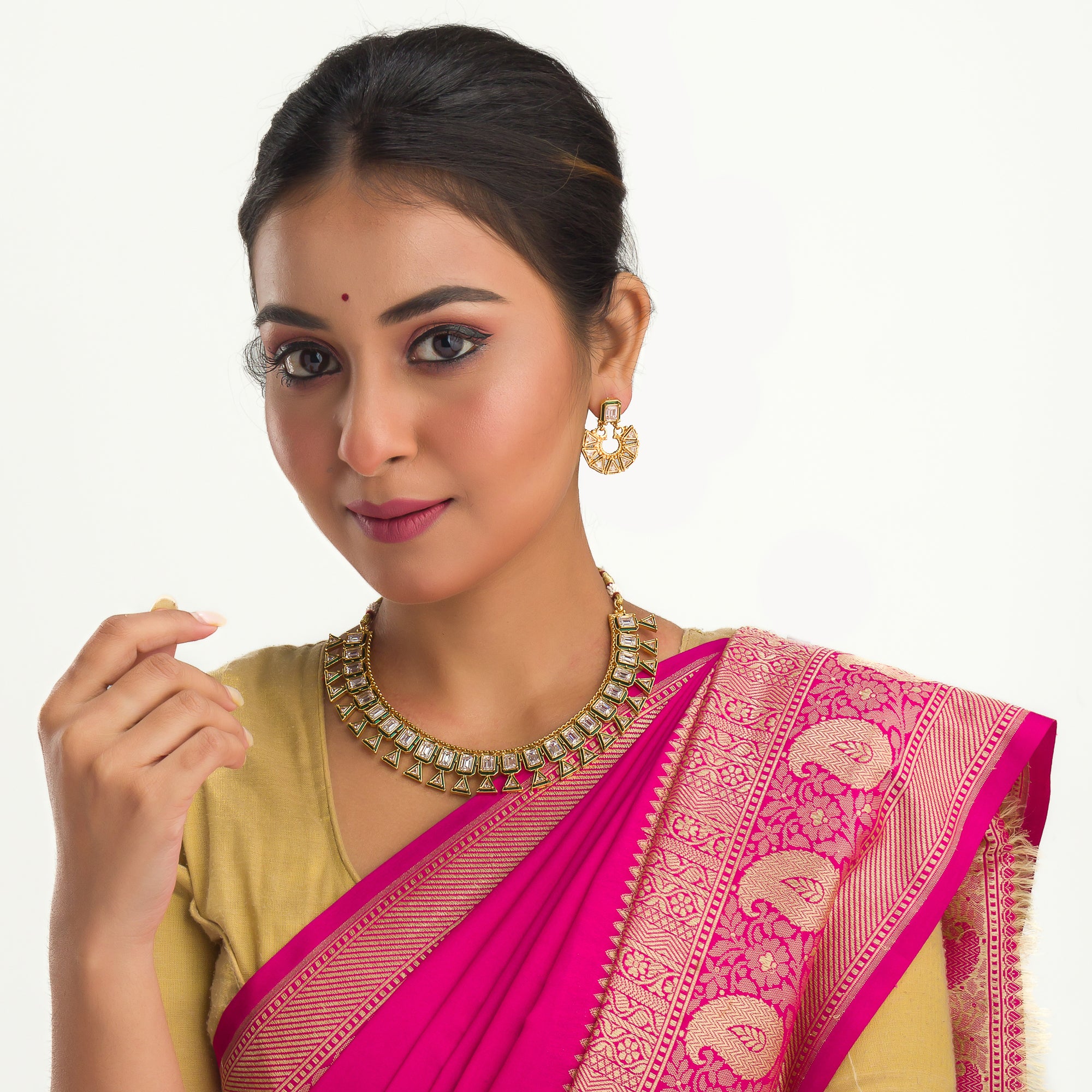 White zircon stone with a green border adds a bold and striking touch of elegance.