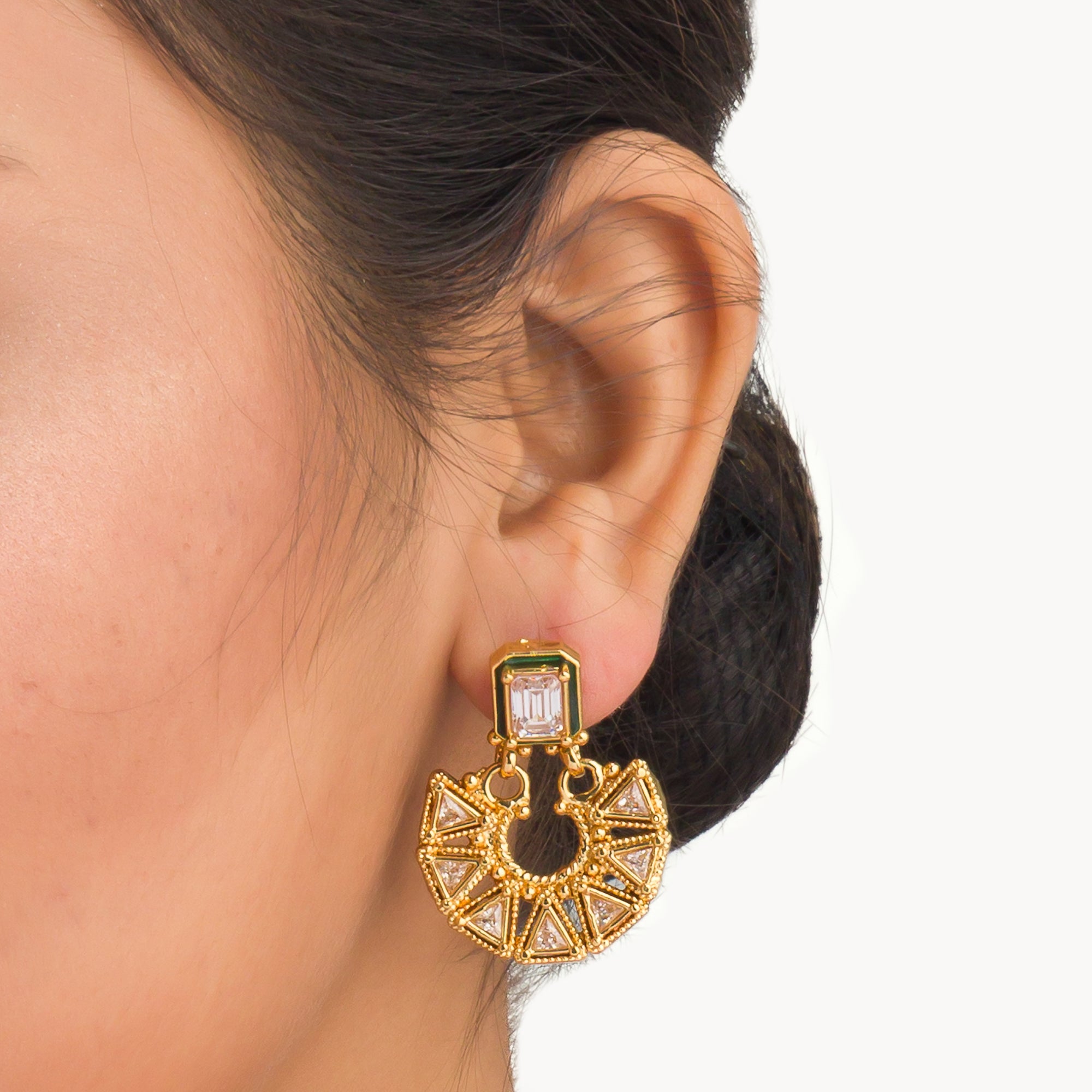 White zircon stone with a green border adds a bold and striking touch of elegance.