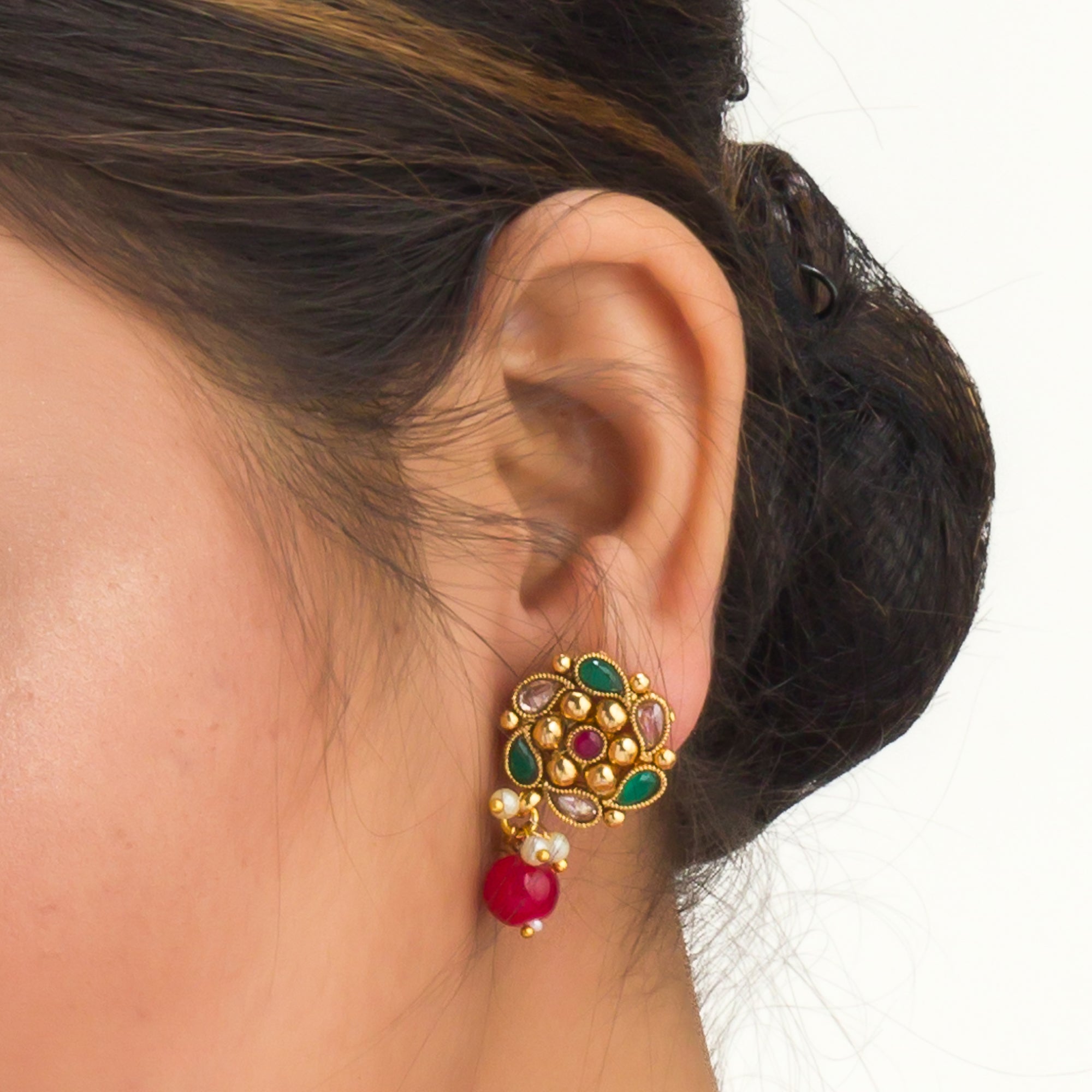 Gold-tone necklace with Kundan and Maang Tikka offers a regal and elegant party statement.