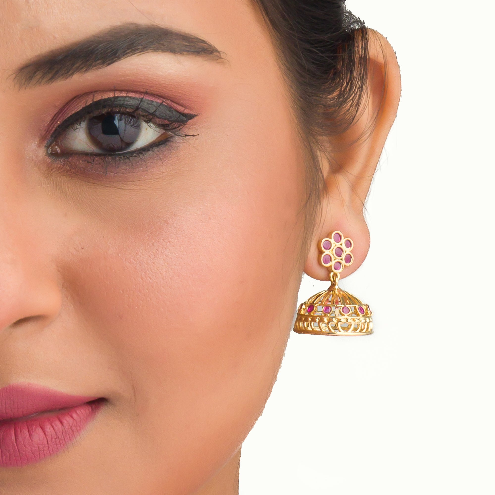 PINK GOLD TONE SHORT JEWELRY OFFERS SUBTLE, CHIC SOPHISTICATION.