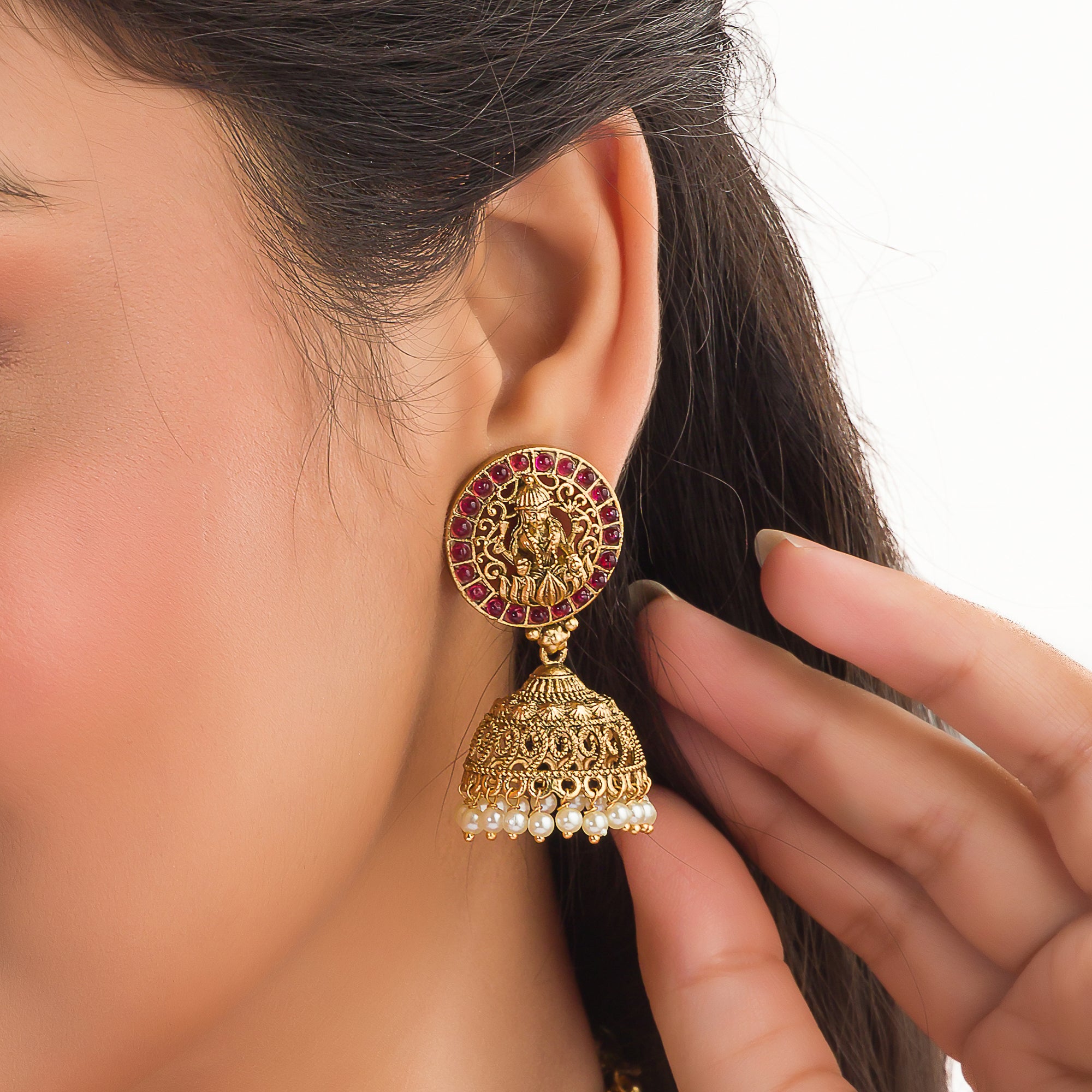 Temple necklace with green Kundan stones radiates vibrant, traditional festival elegance.