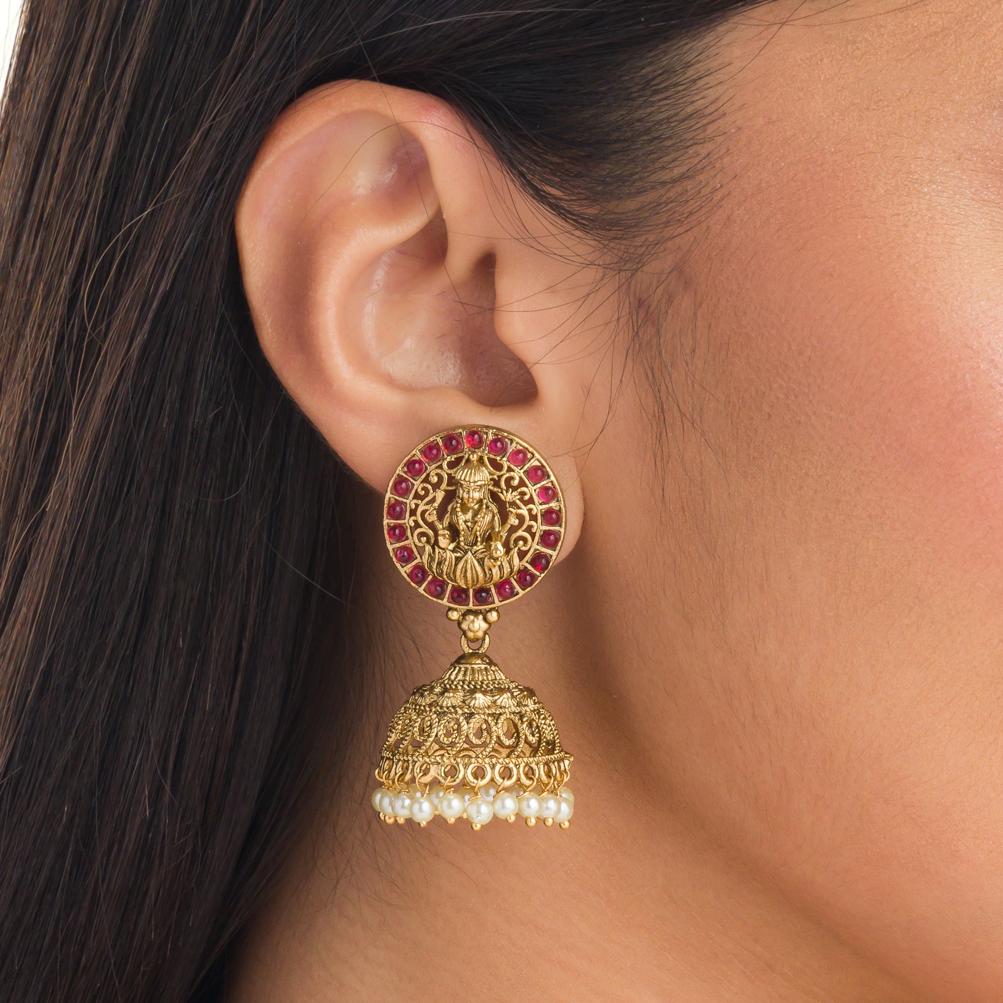 Temple necklace with green Kundan stones radiates vibrant, traditional festival elegance.