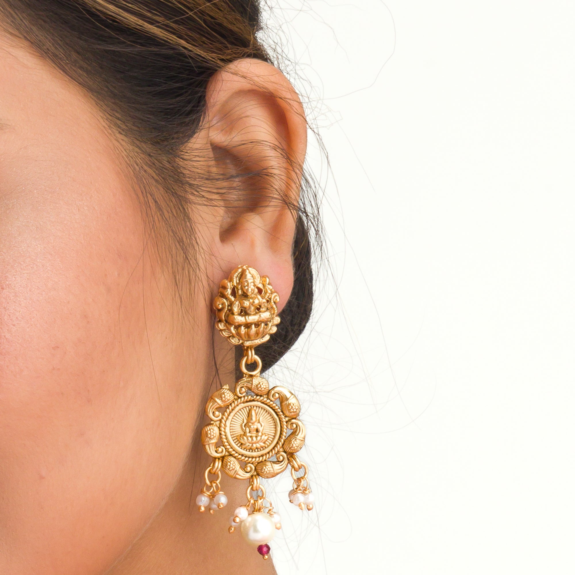 Intricate coin-style temple necklace highlights classic craftsmanship and timeless tradition.