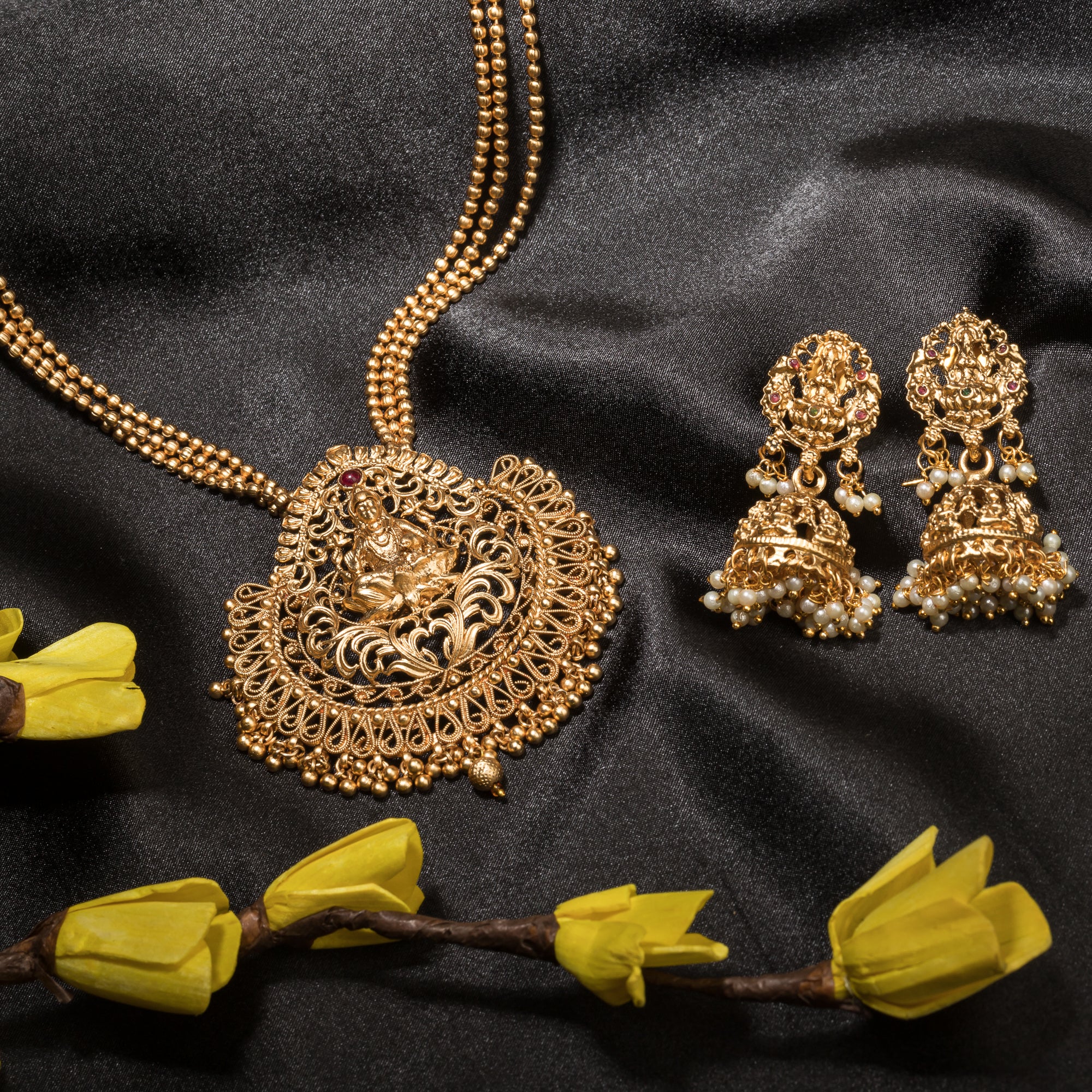 Long temple necklace showcases detailed artistry, perfect for a regal festive look.