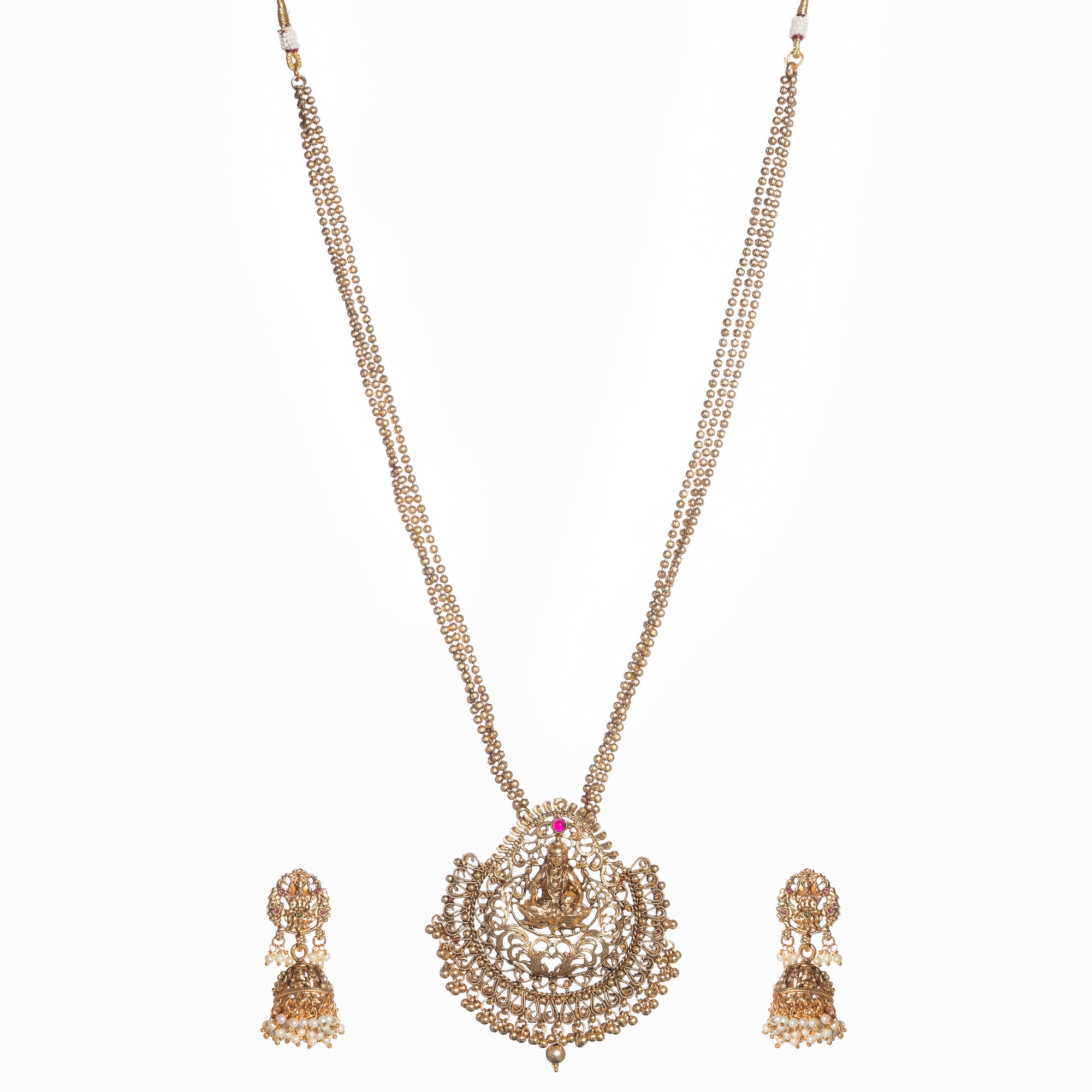 Long temple necklace showcases detailed artistry, perfect for a regal festive look.