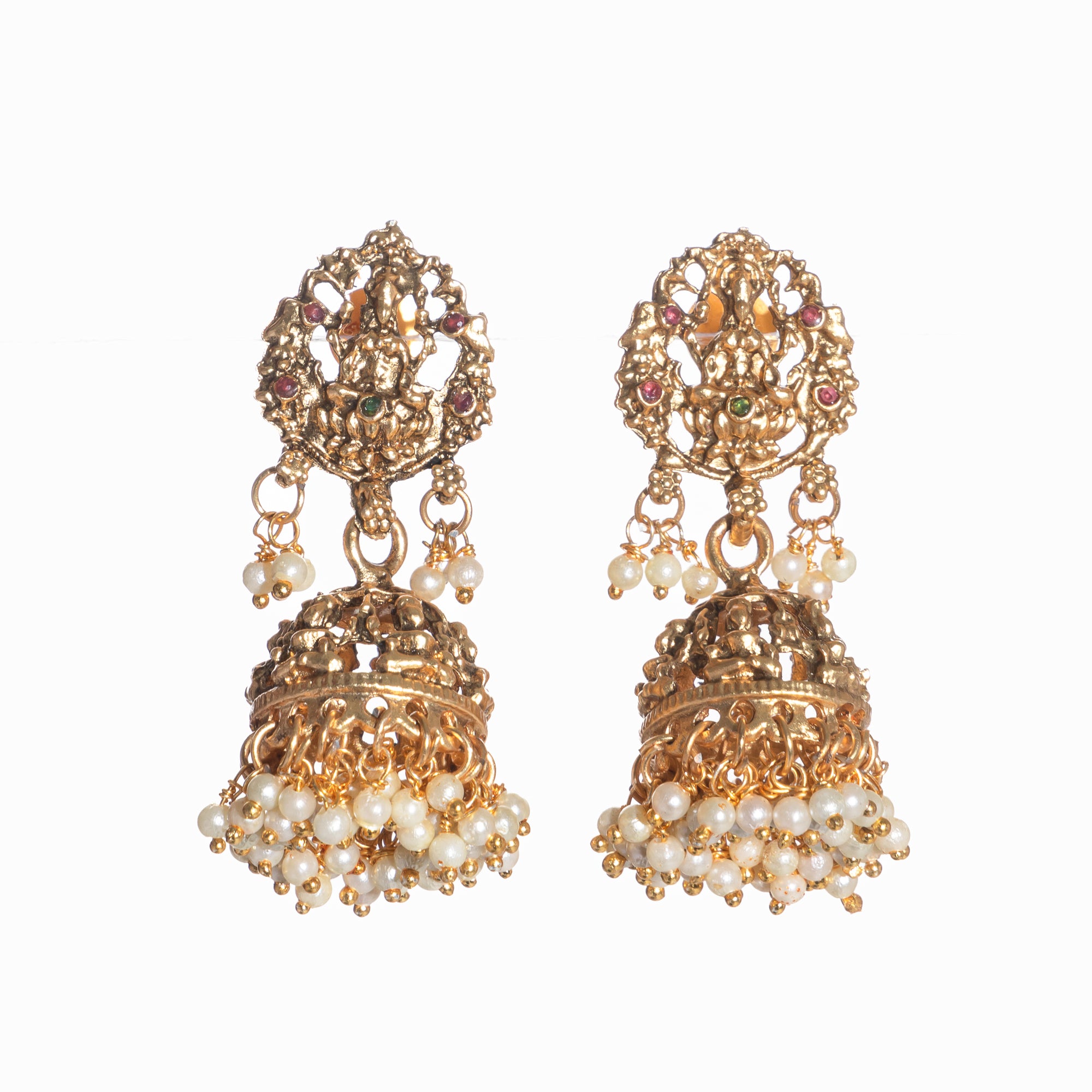 Long temple necklace showcases detailed artistry, perfect for a regal festive look.