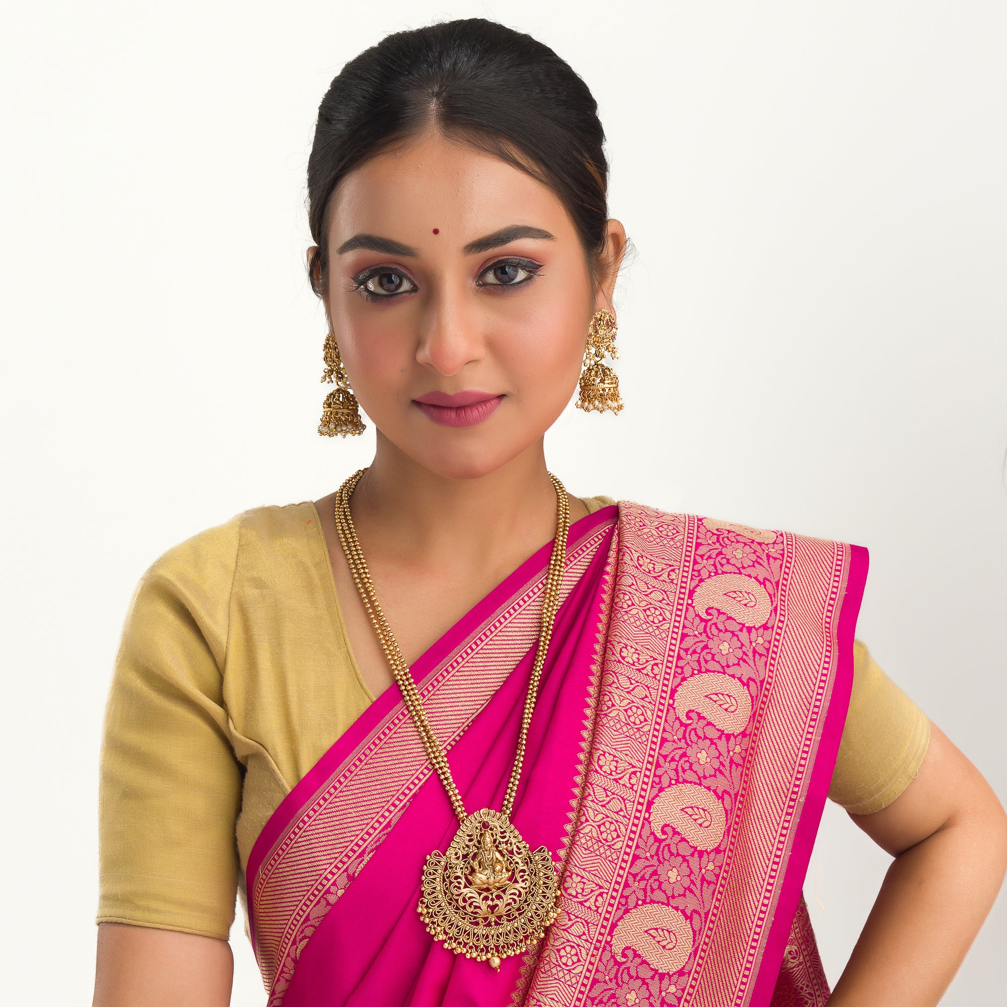 Long temple necklace showcases detailed artistry, perfect for a regal festive look.