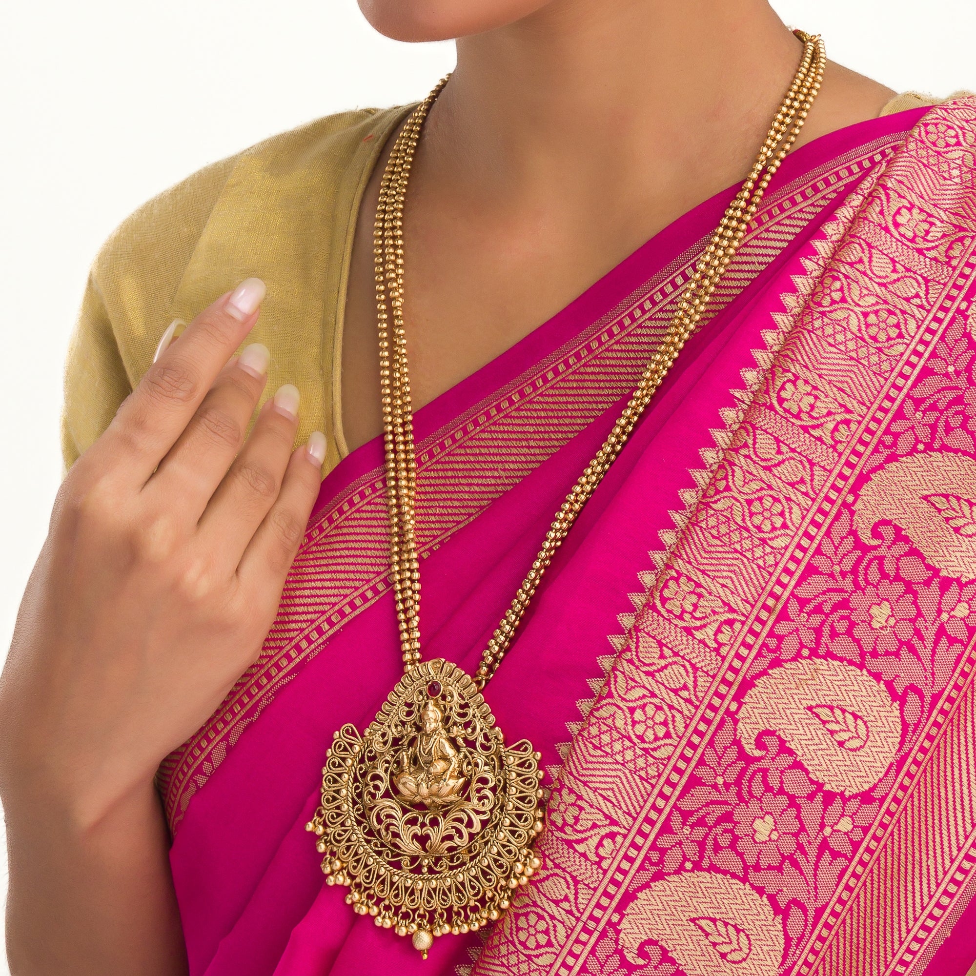 Long temple necklace showcases detailed artistry, perfect for a regal festive look.