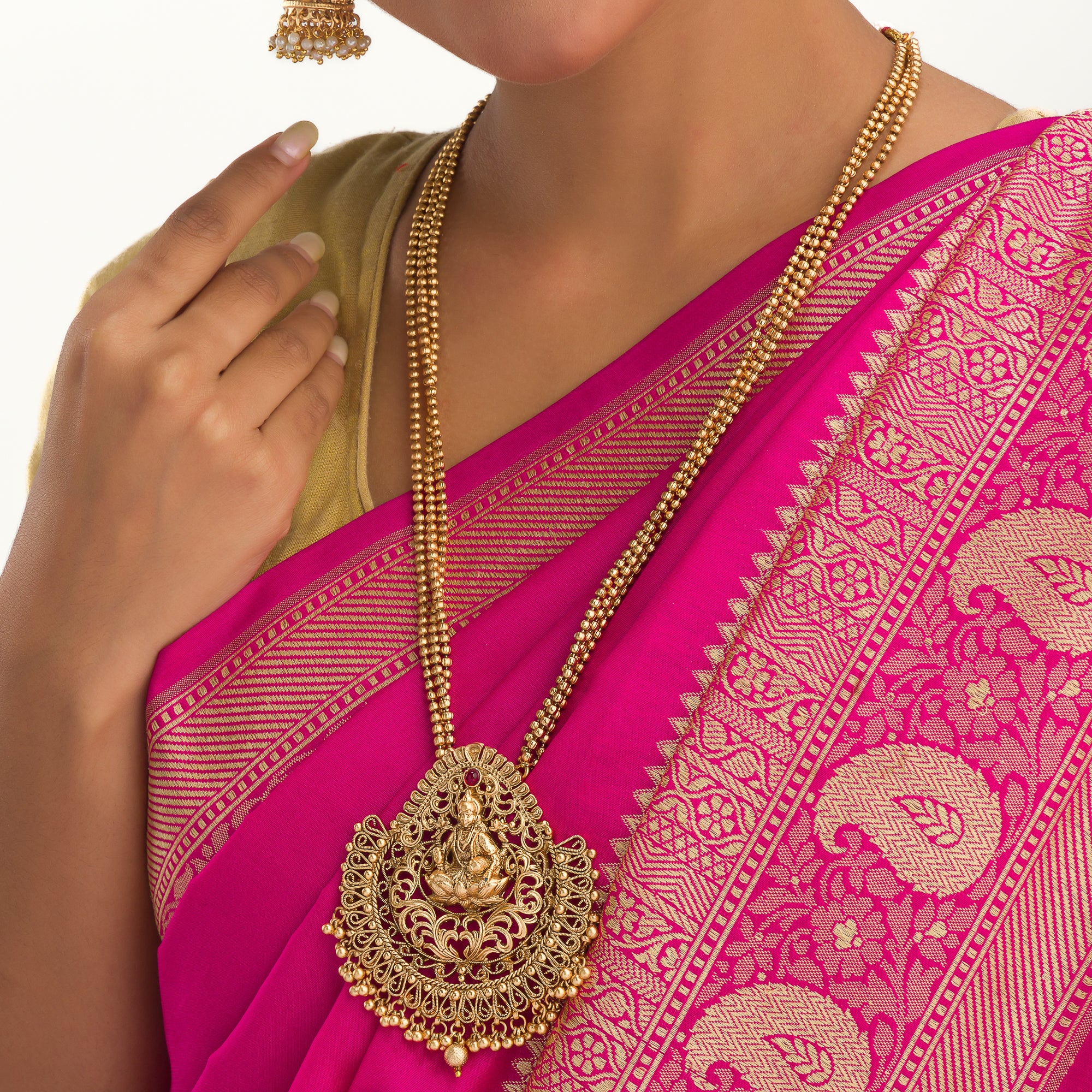 Long temple necklace showcases detailed artistry, perfect for a regal festive look.