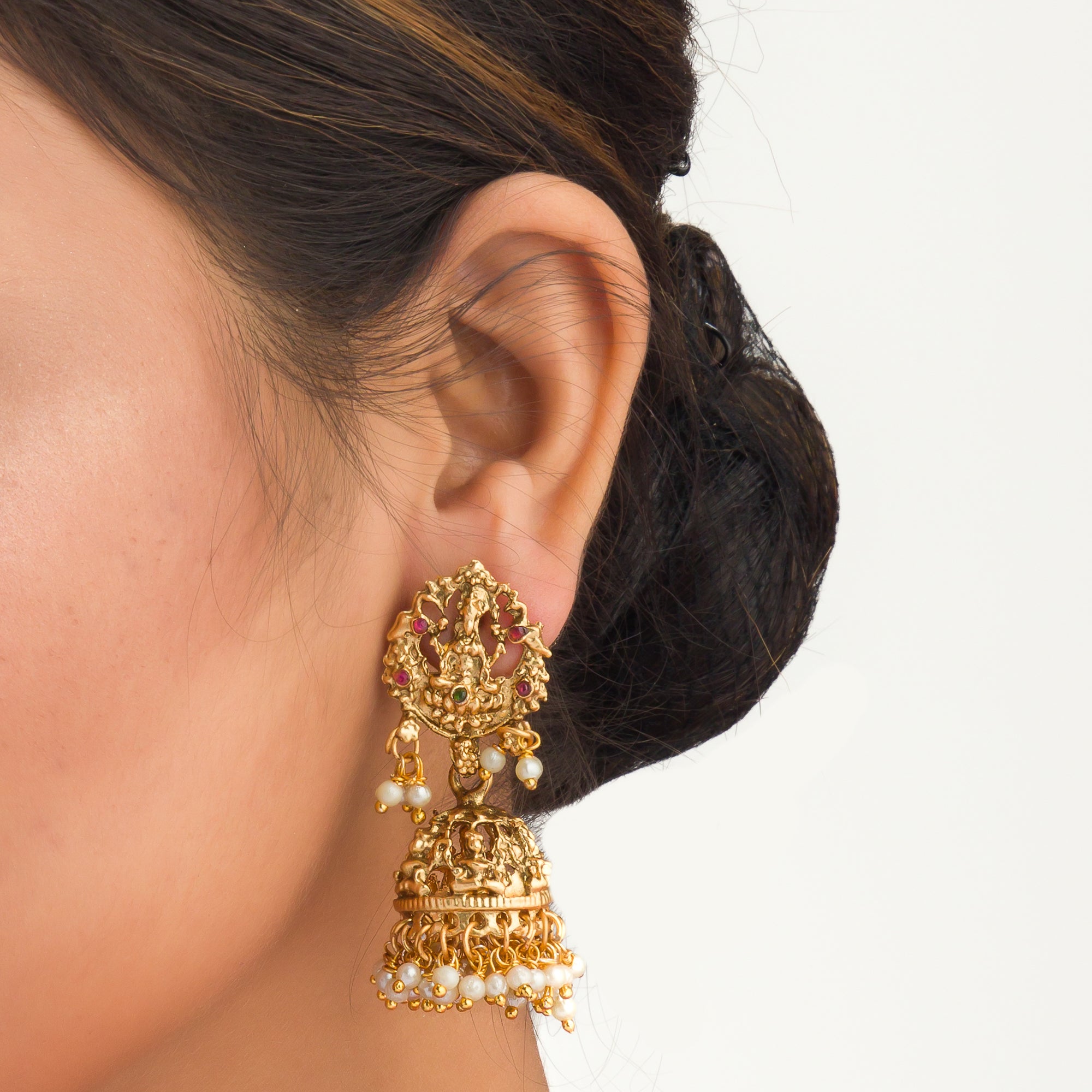 Long temple necklace showcases detailed artistry, perfect for a regal festive look.