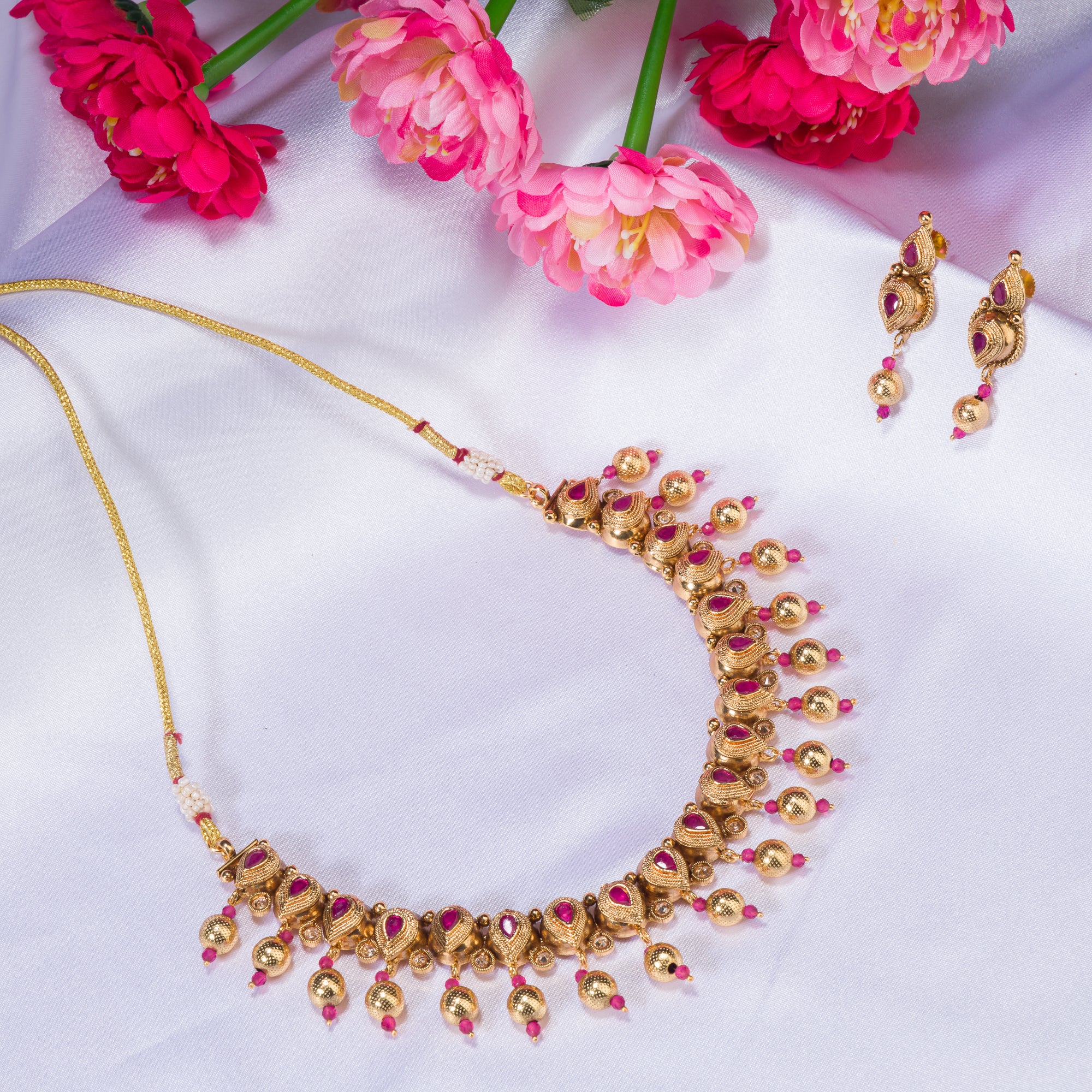 Sophisticated gold-tone choker exudes timeless charm for festive occasions