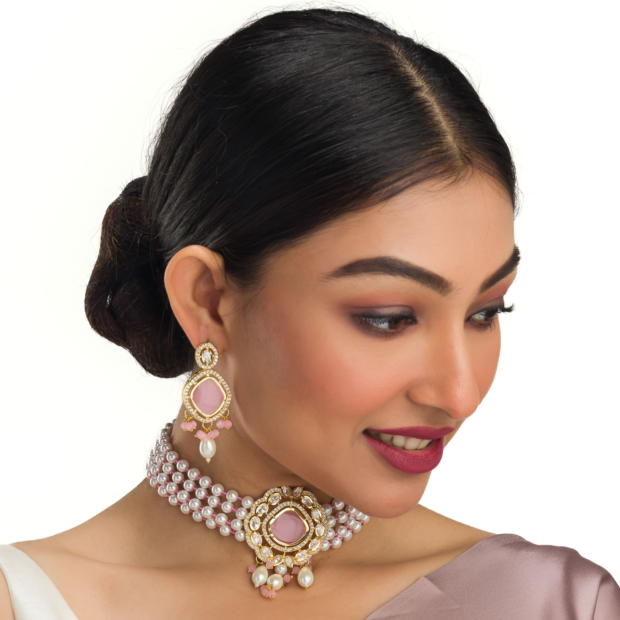 "White pearl necklace with a pink stone, combining classic and vibrant elegance."
