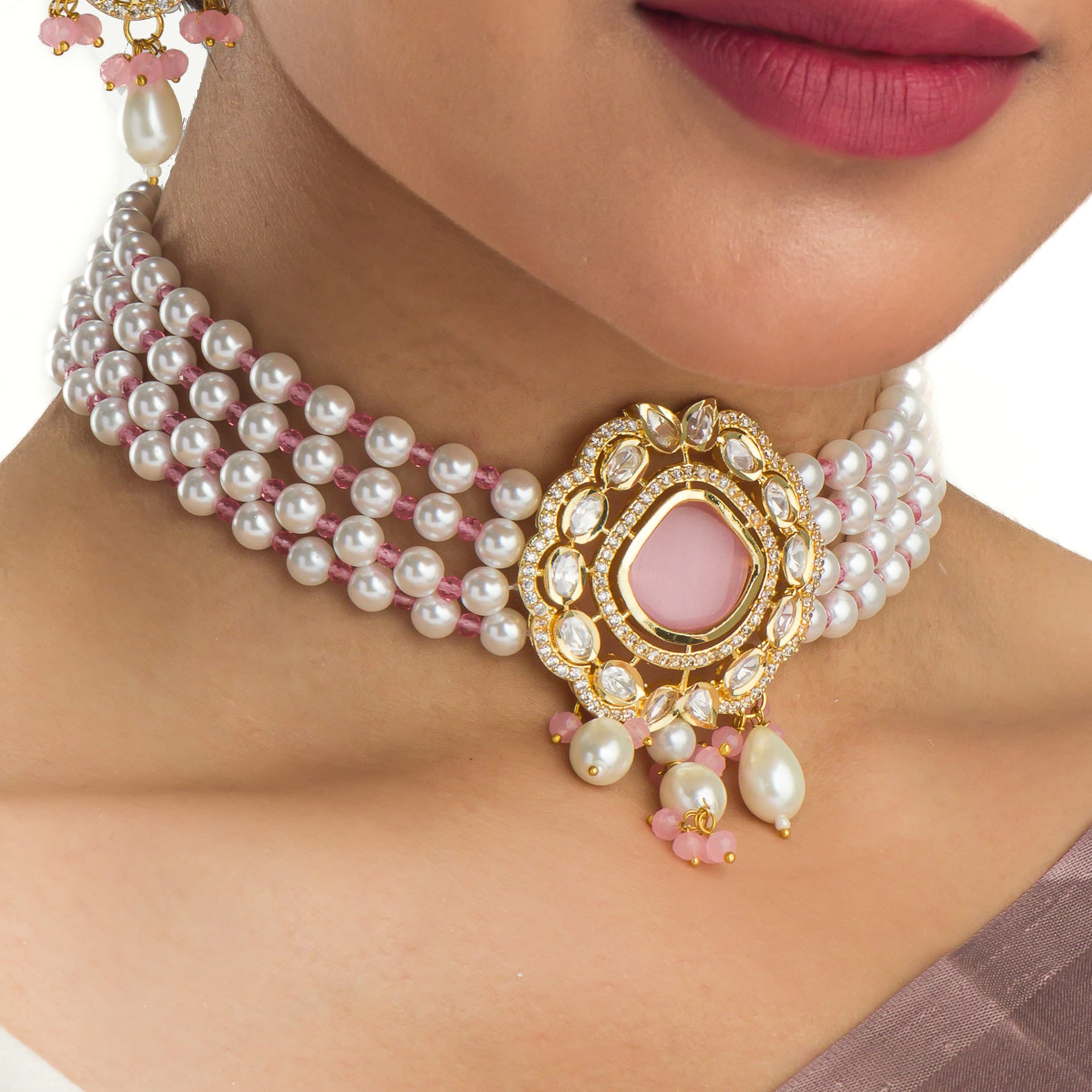 "White pearl necklace with a pink stone, combining classic and vibrant elegance."
