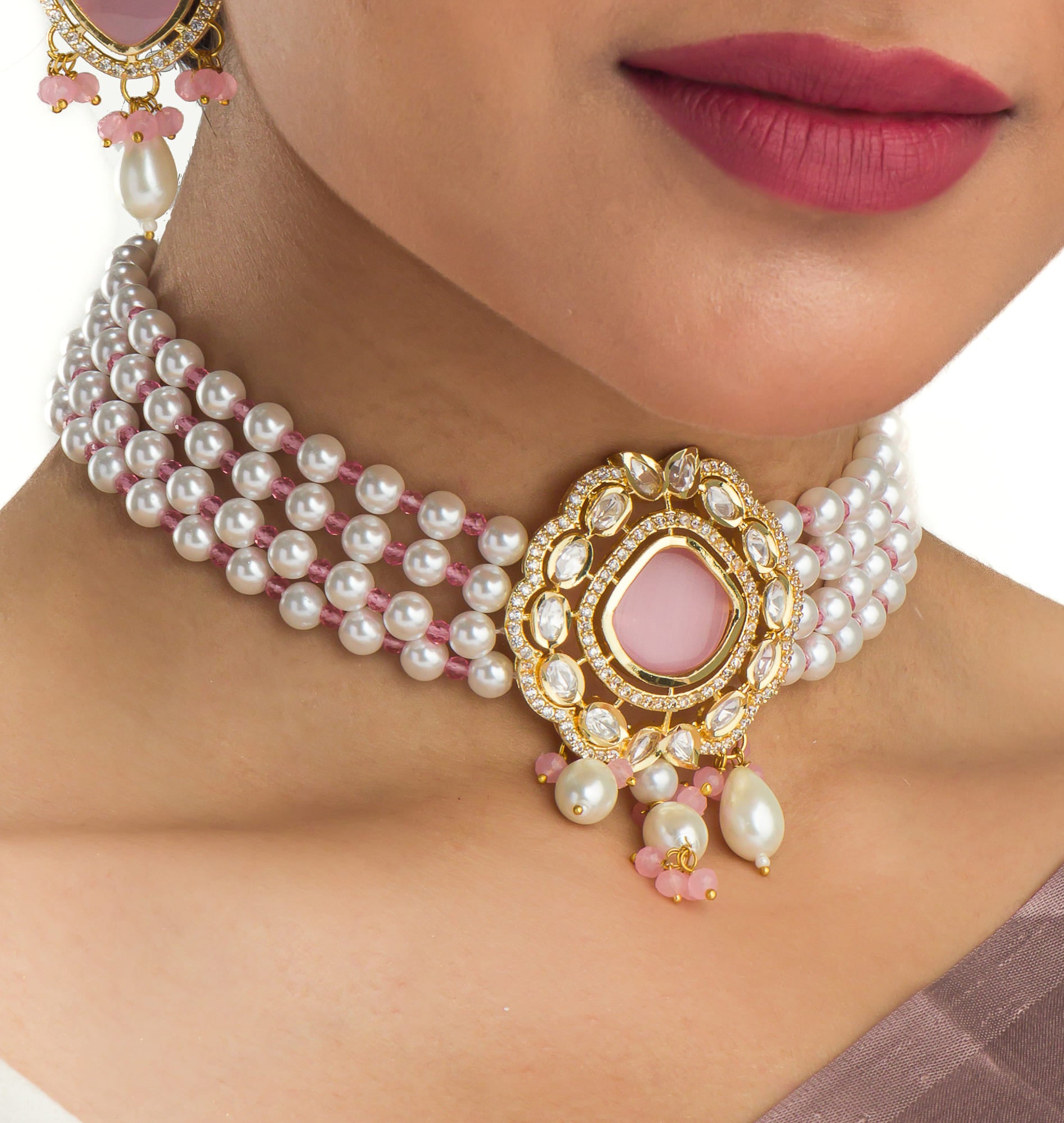 "White pearl necklace with a pink stone, combining classic and vibrant elegance."
