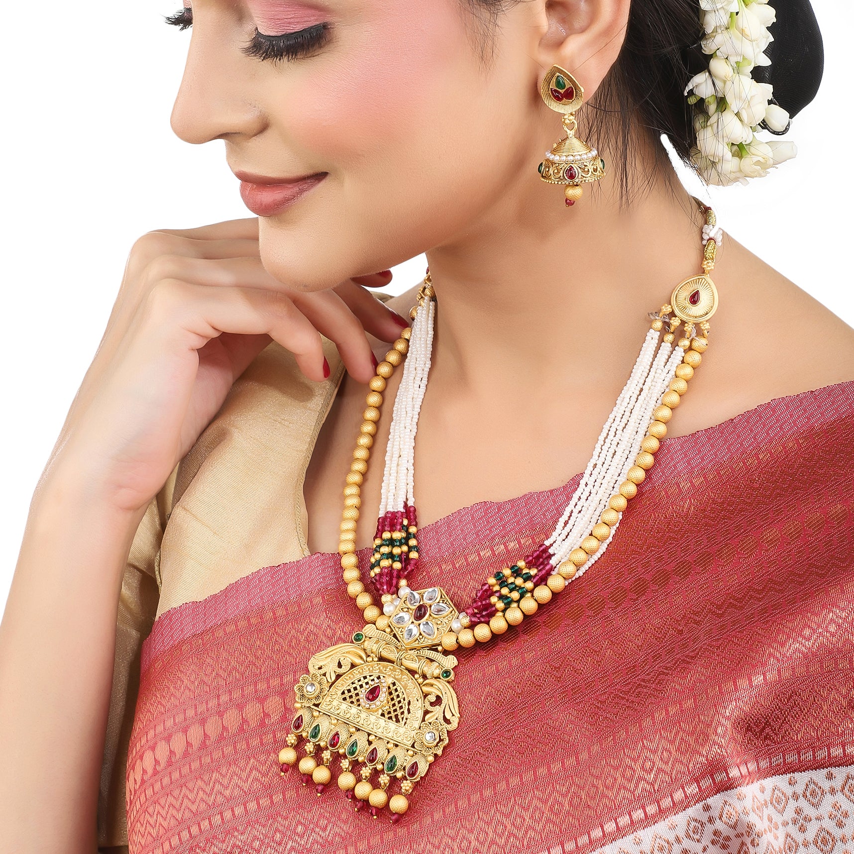 Long gold-tone necklace with multi-colour pearls for a vibrant, elegant, and eye-catching look