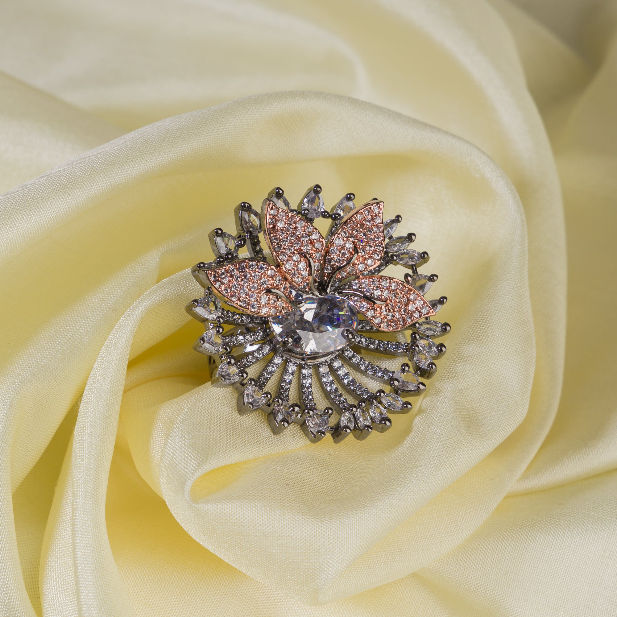 Rose-shaped rose gold zircon finger ring combining romantic design with elegance.