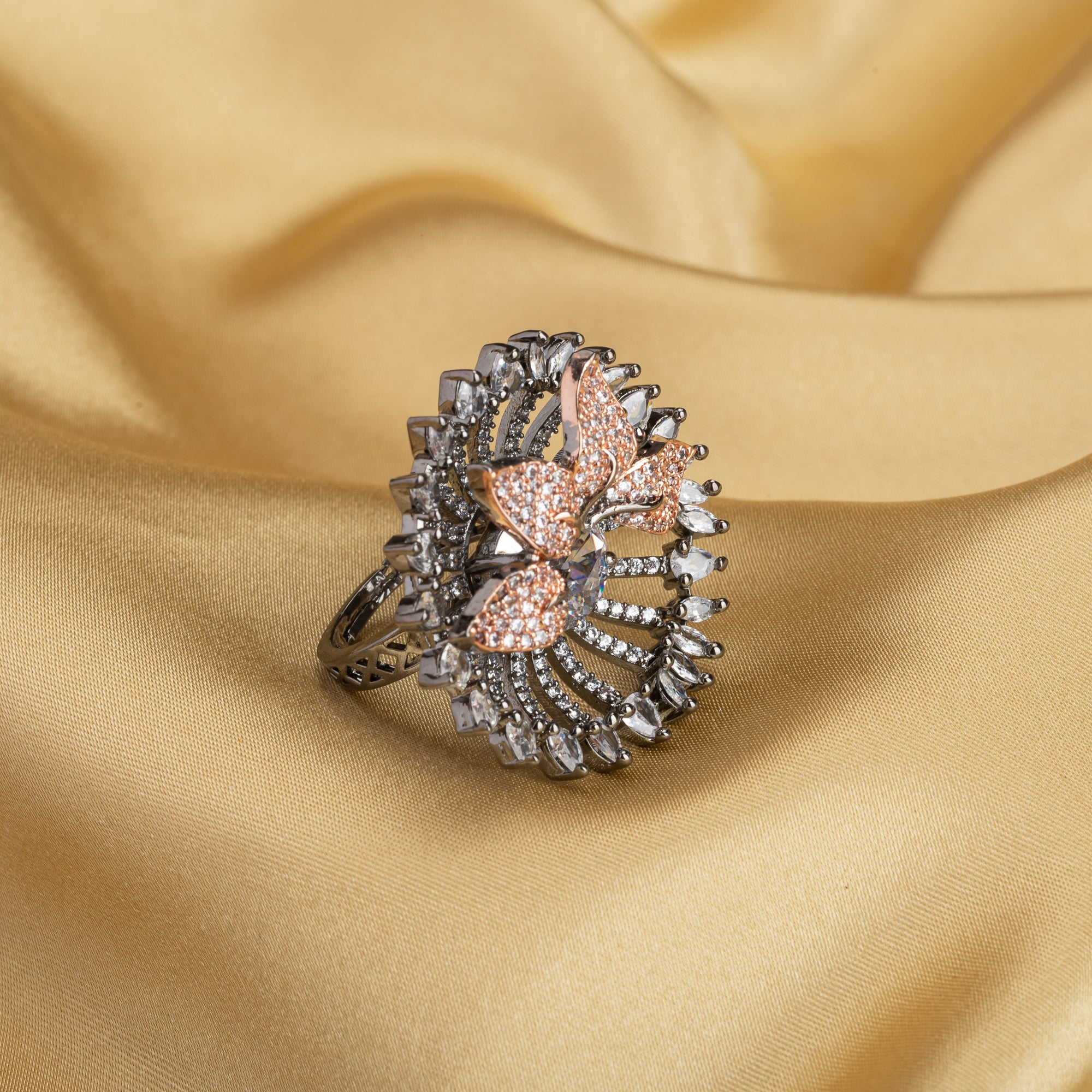 Rose-shaped rose gold zircon finger ring combining romantic design with elegance.