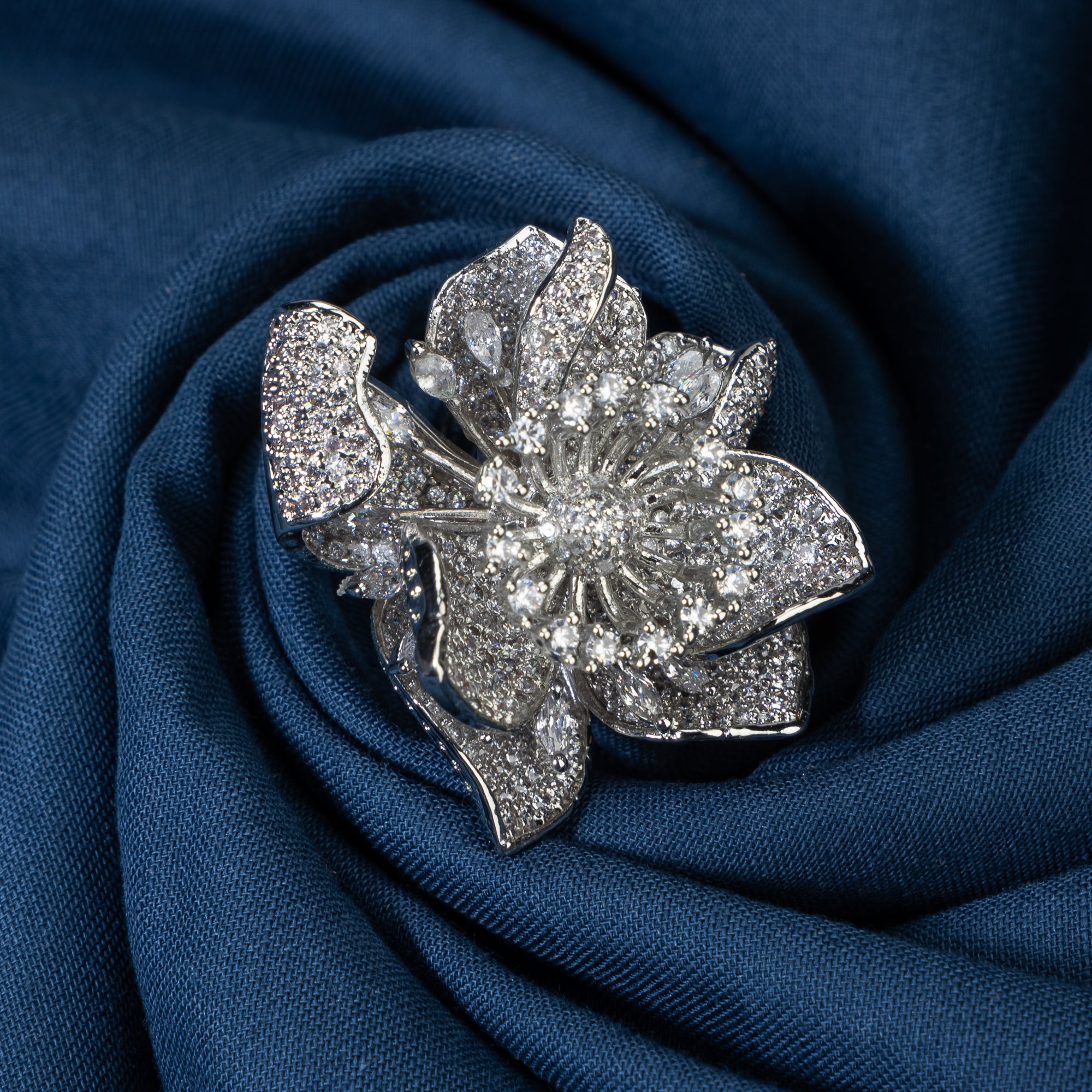 Zircon finger ring with a rose design, combining elegance with a floral touch.