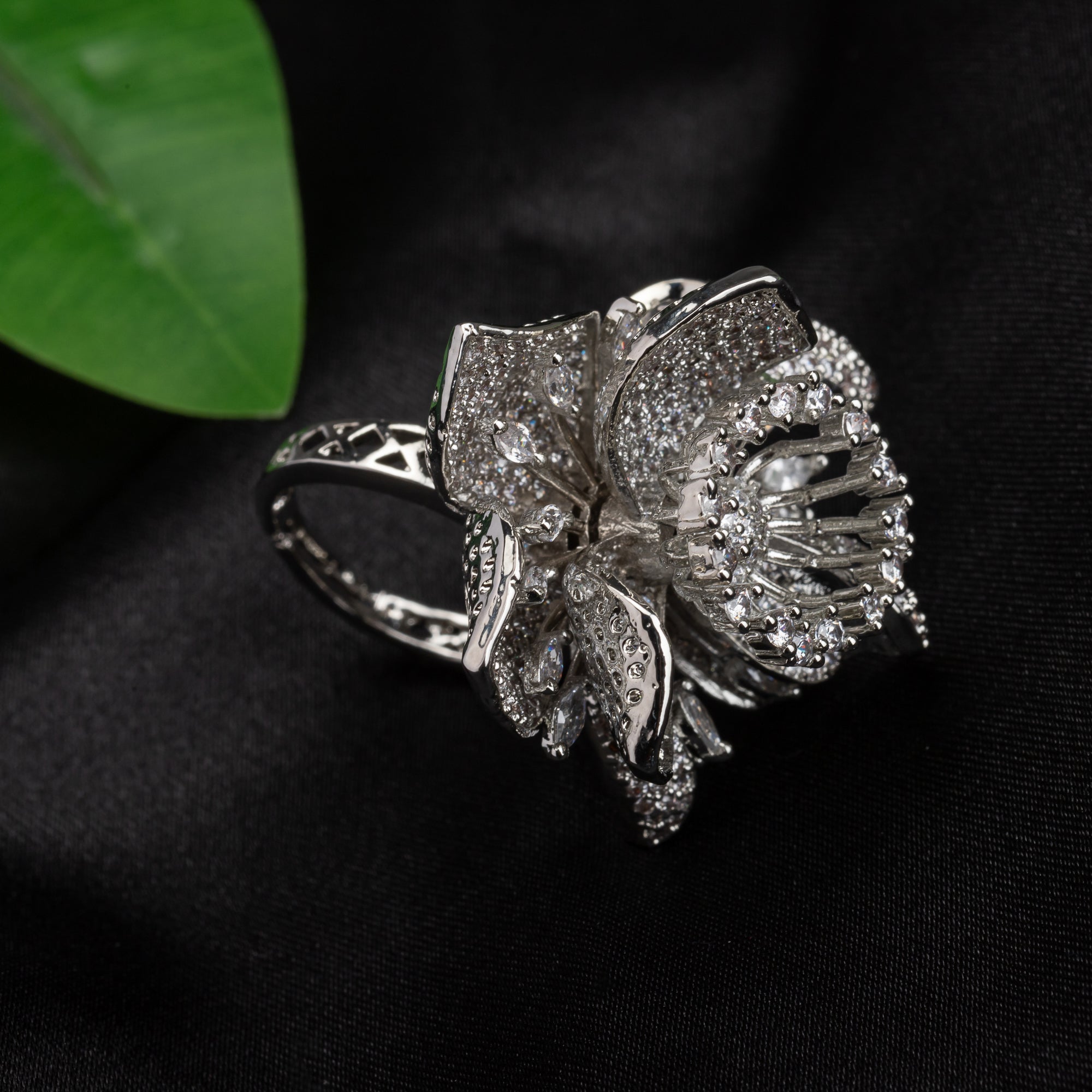 Zircon finger ring with a rose design, combining elegance with a floral touch.