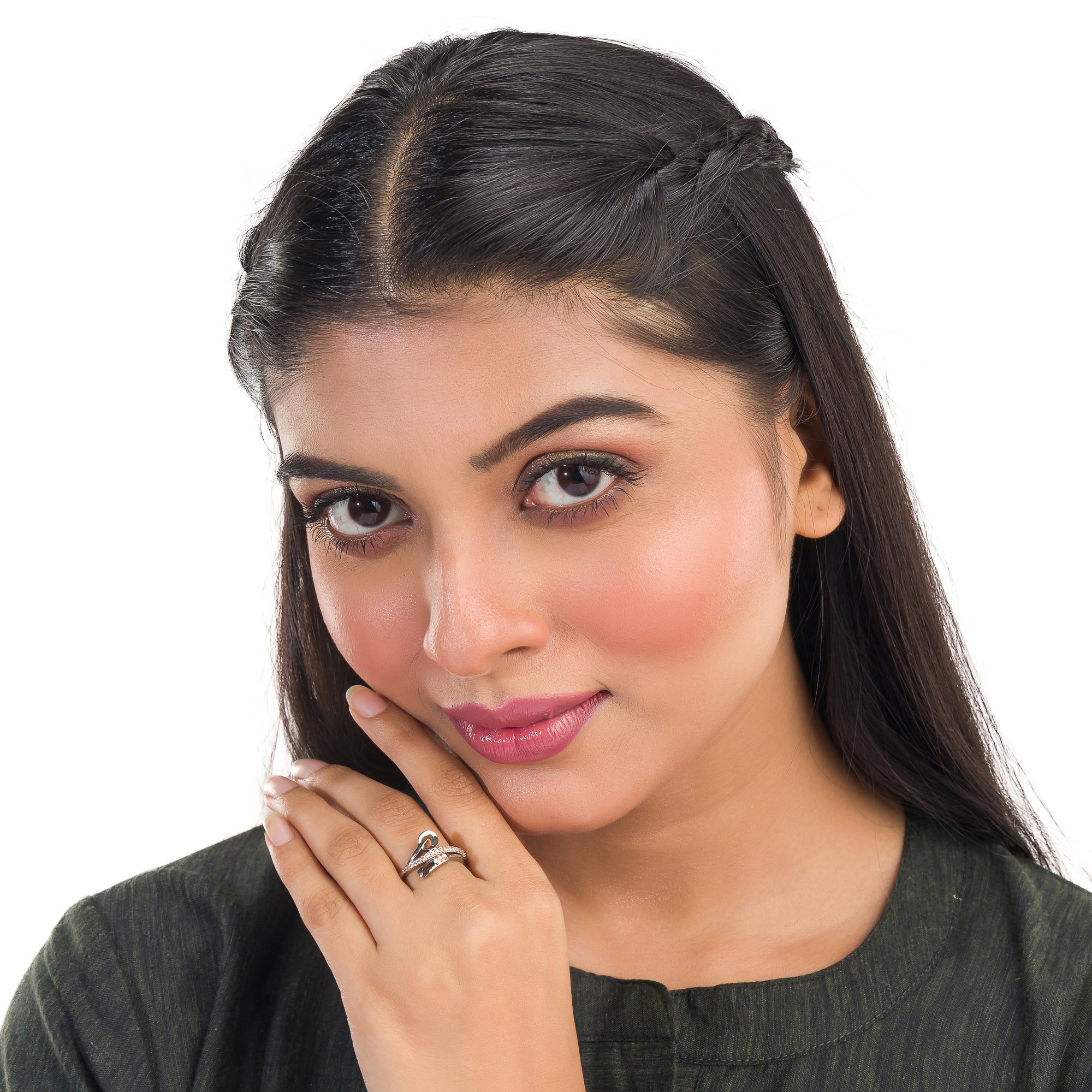 The gold-tone zircon finger ring adds a subtle yet sophisticated sparkle to any outfit.