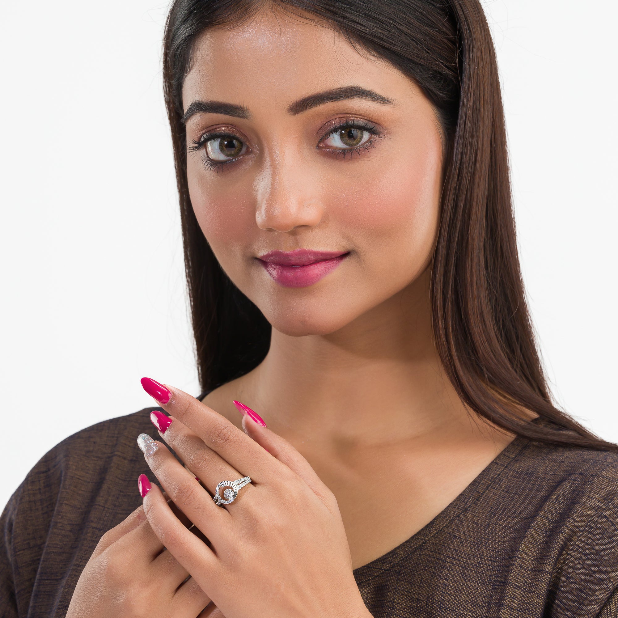 Elegant silver zircon finger ring, perfect for casual wear with its classic sparkle and simplicity.