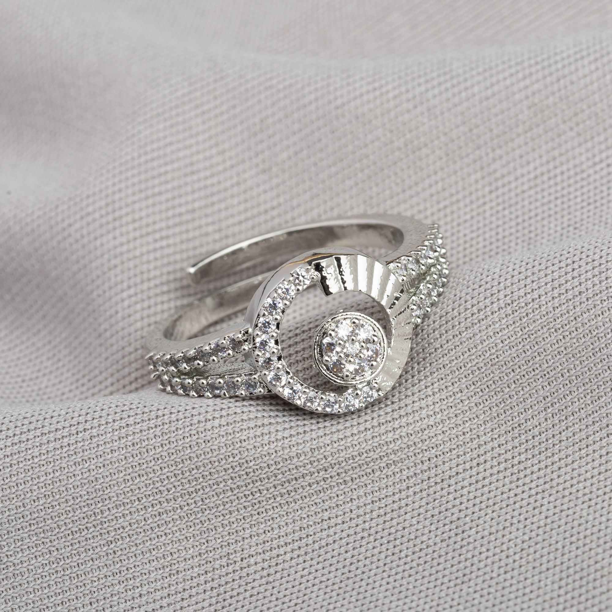 Elegant silver zircon finger ring, perfect for casual wear with its classic sparkle and simplicity.