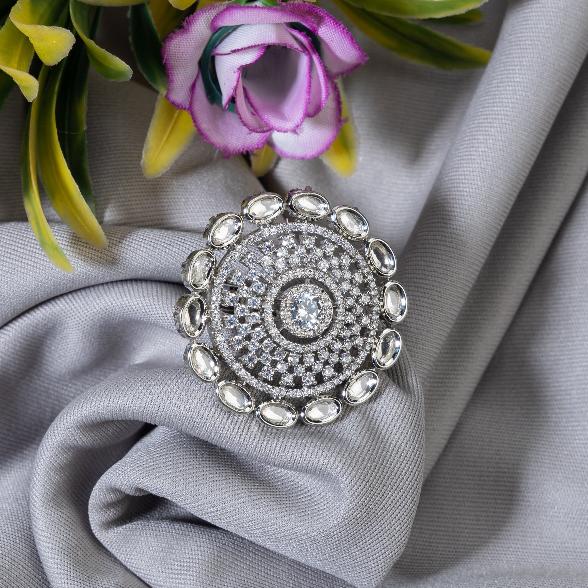 Stunning zircon finger ring in silver adds brilliance and elegance, ideal for parties.