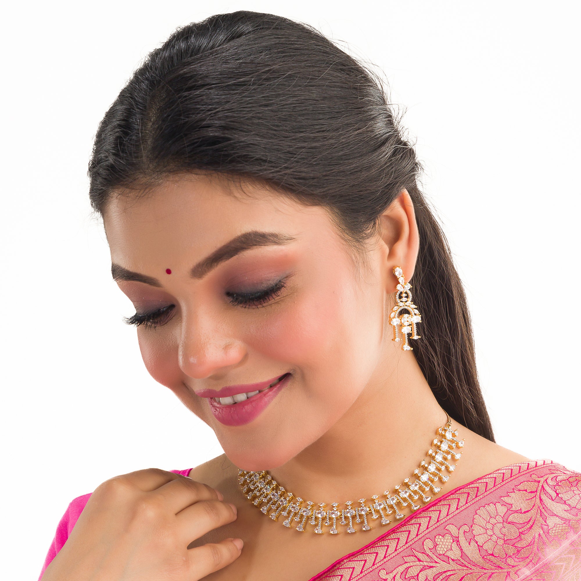 Zircon-studded necklace set for a dazzling and sophisticated party look