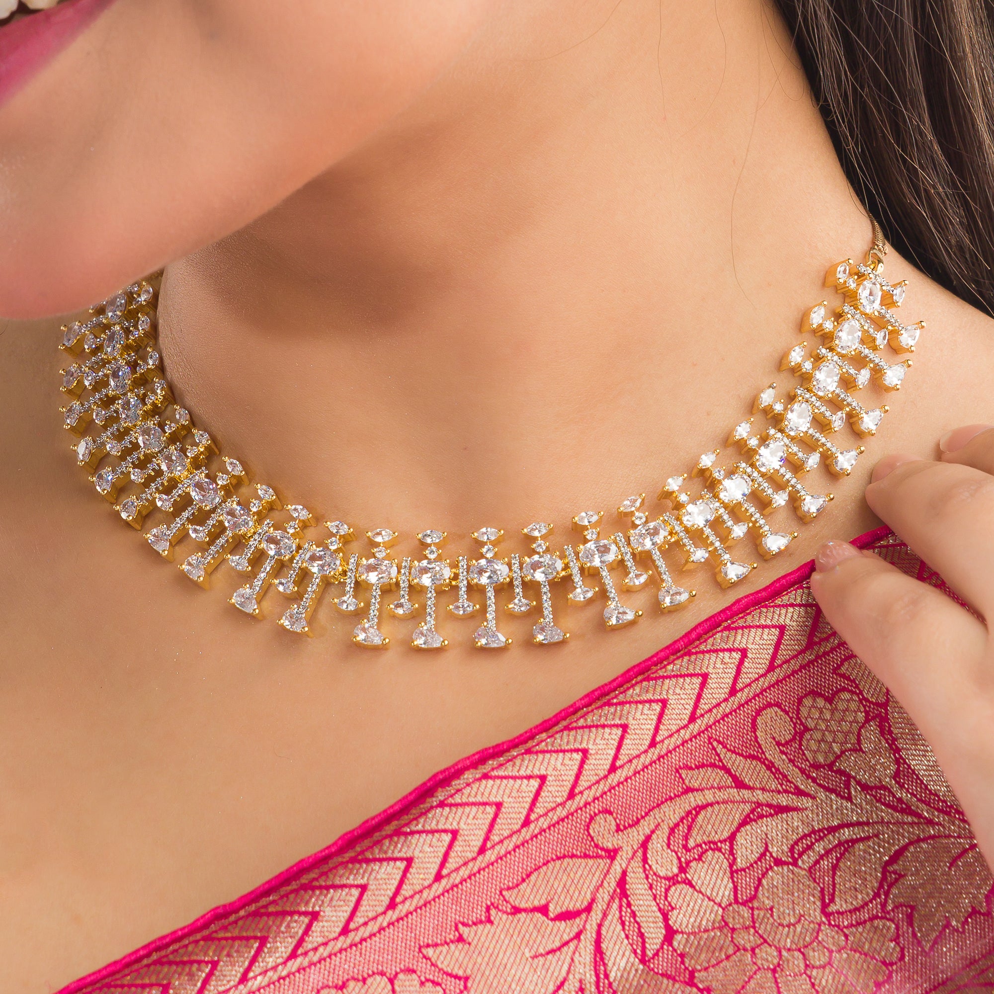 Zircon-studded necklace set for a dazzling and sophisticated party look