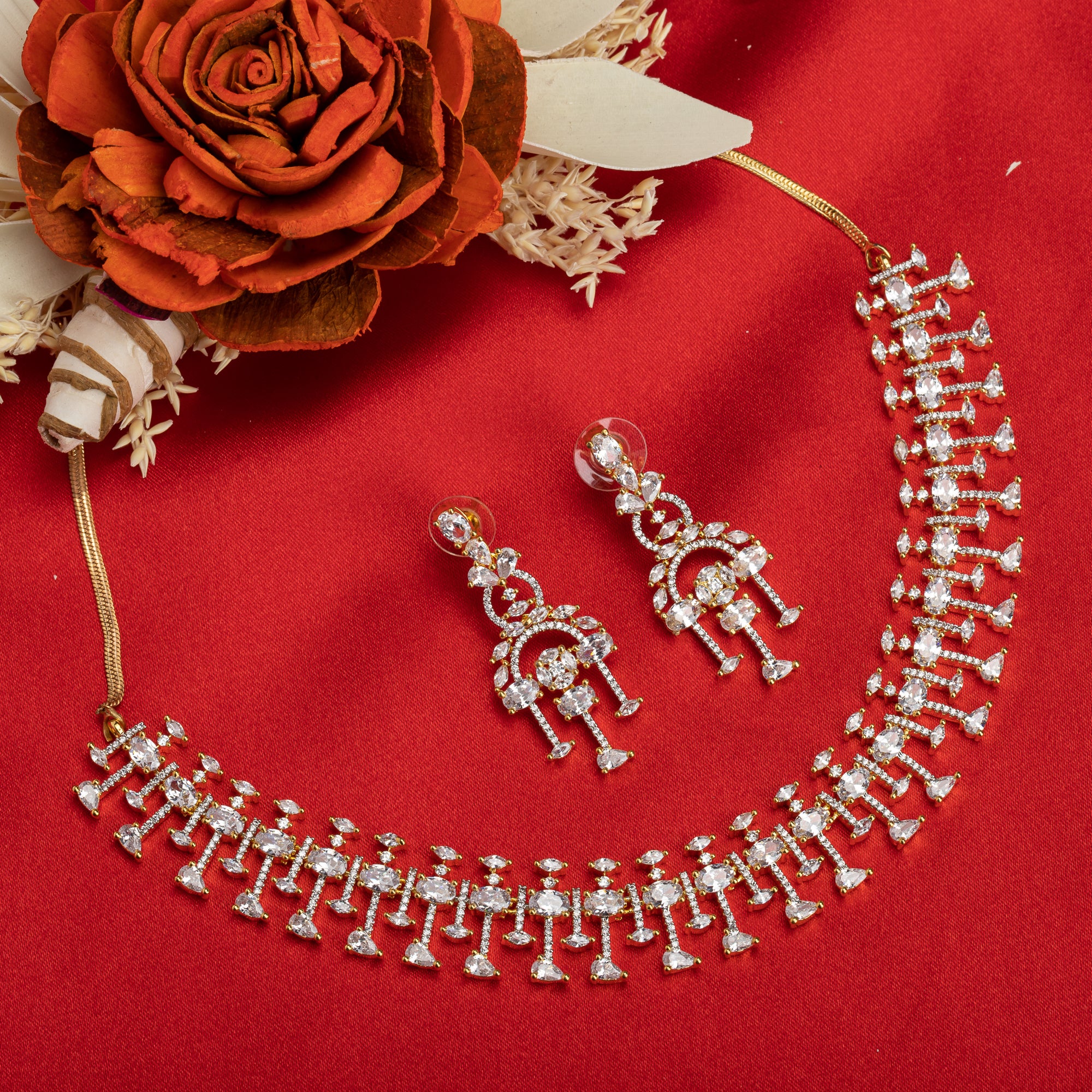 Zircon-studded necklace set for a dazzling and sophisticated party look