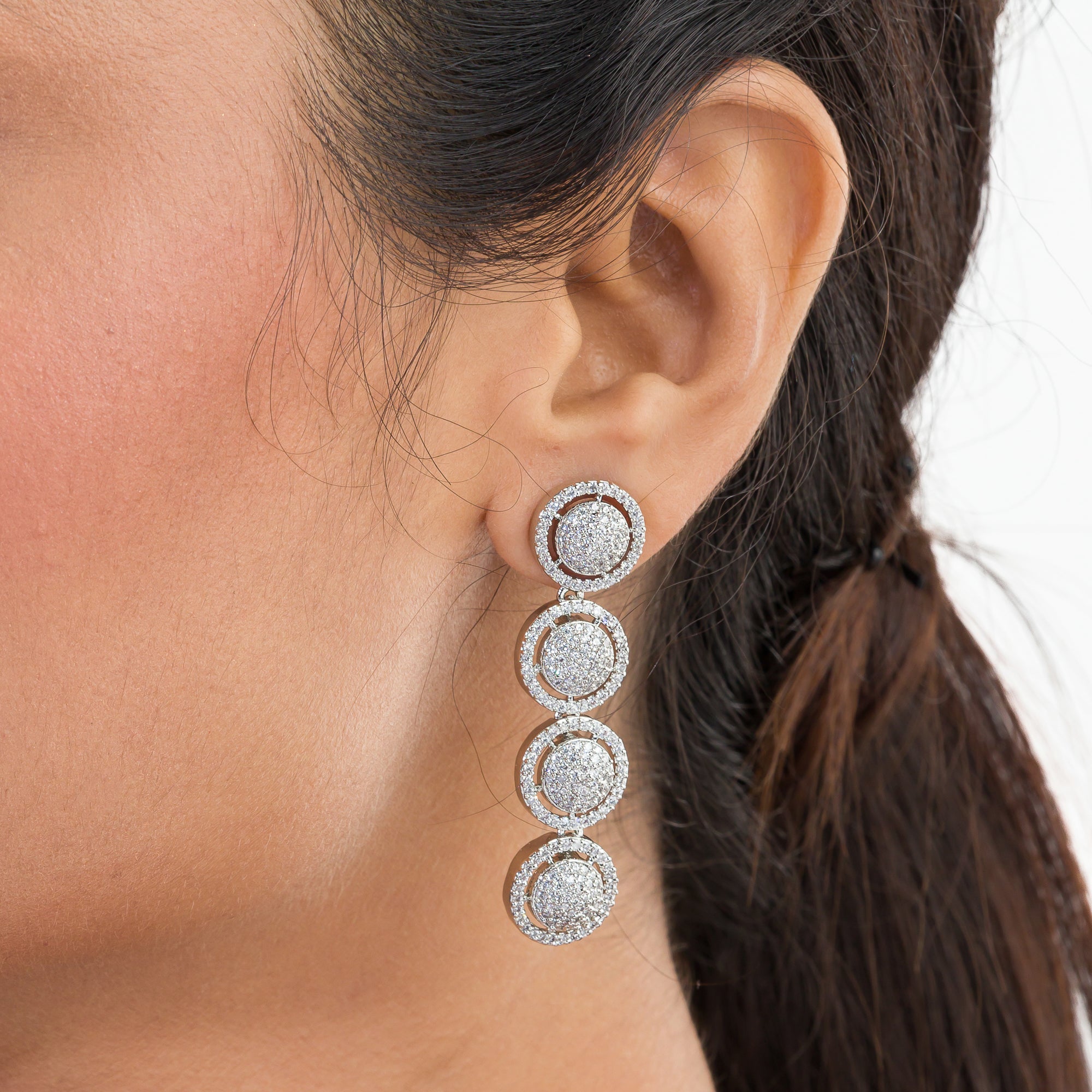 White zircon short necklace set with earrings for a refined and elegant party ensemble.