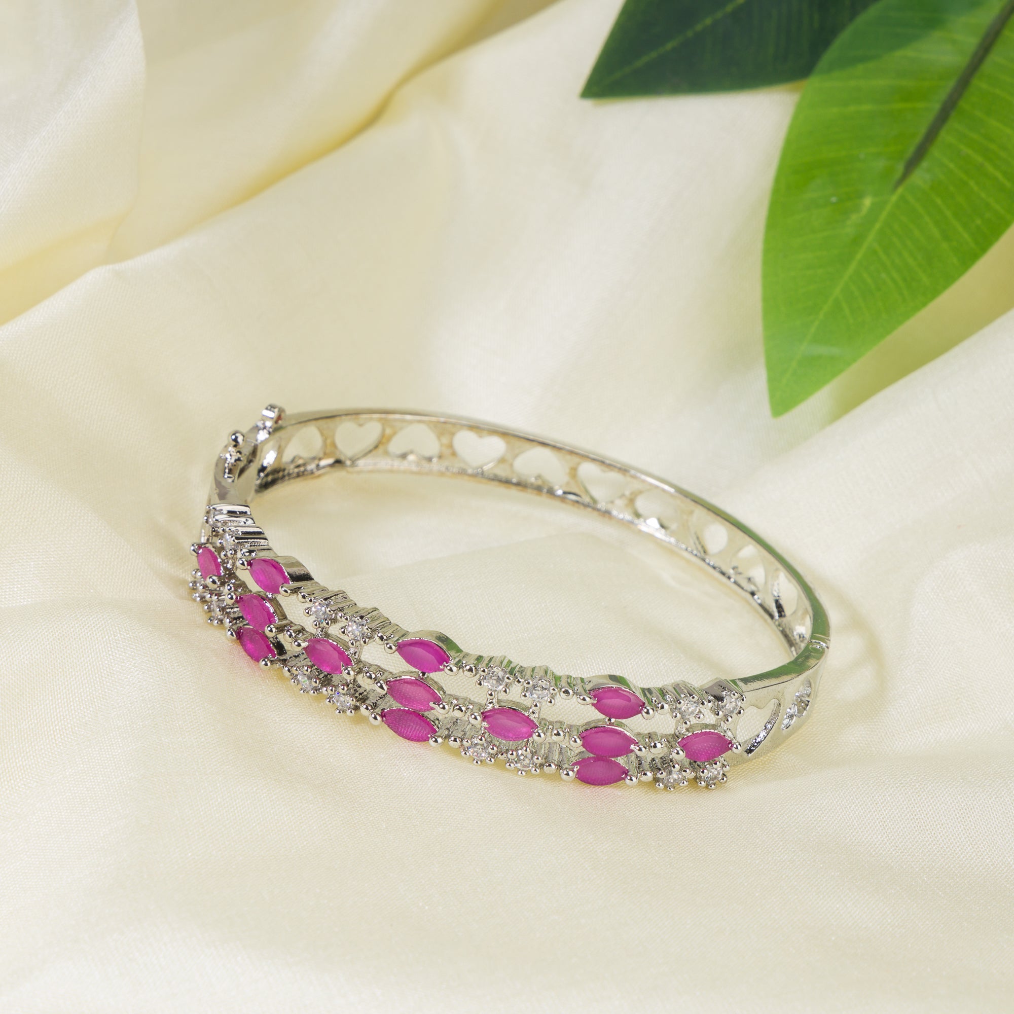 Pink and white zircon bracelet in silver for a beautiful and elegant party look.