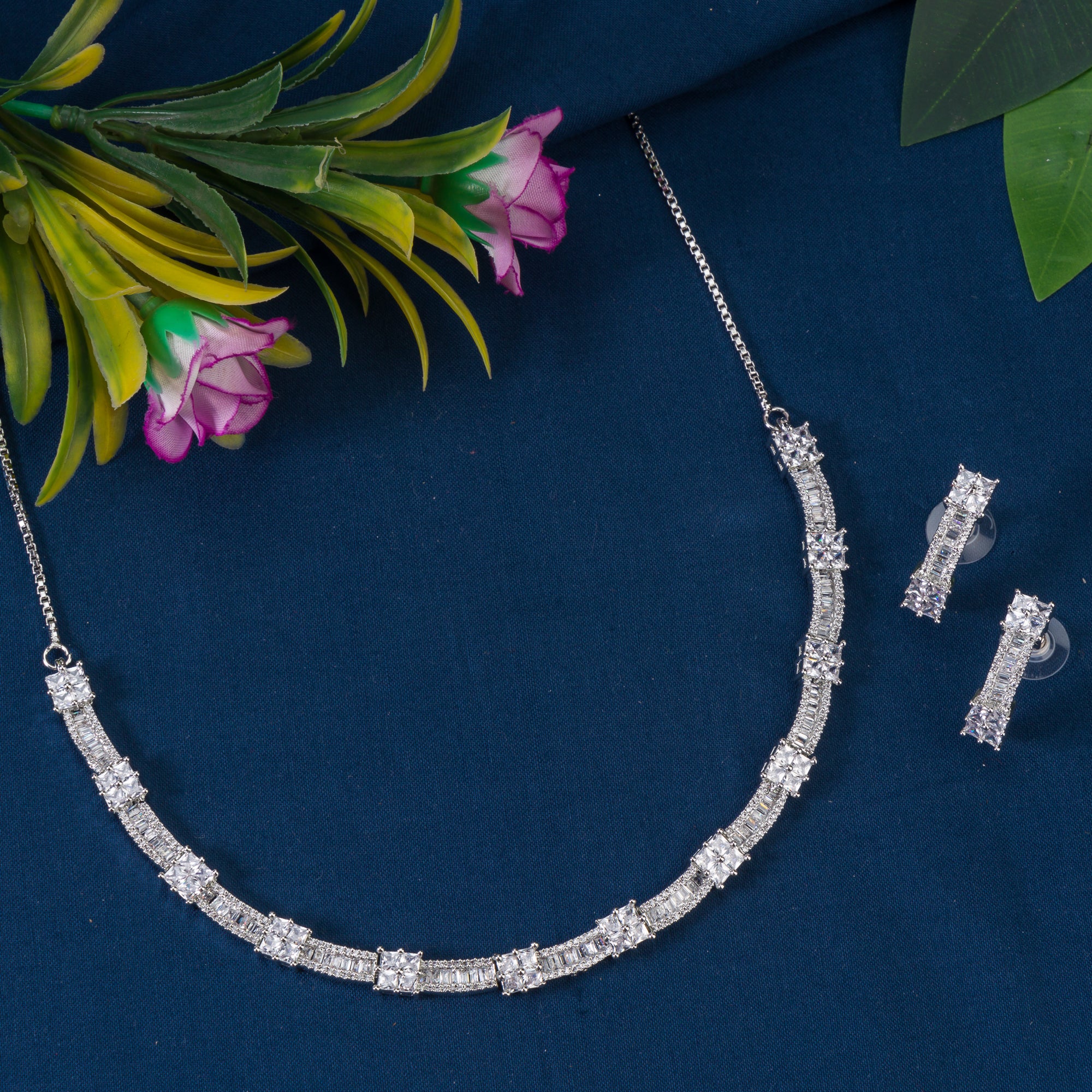 Zircon-studded silver necklace set with a dazzling and refined design for parties.