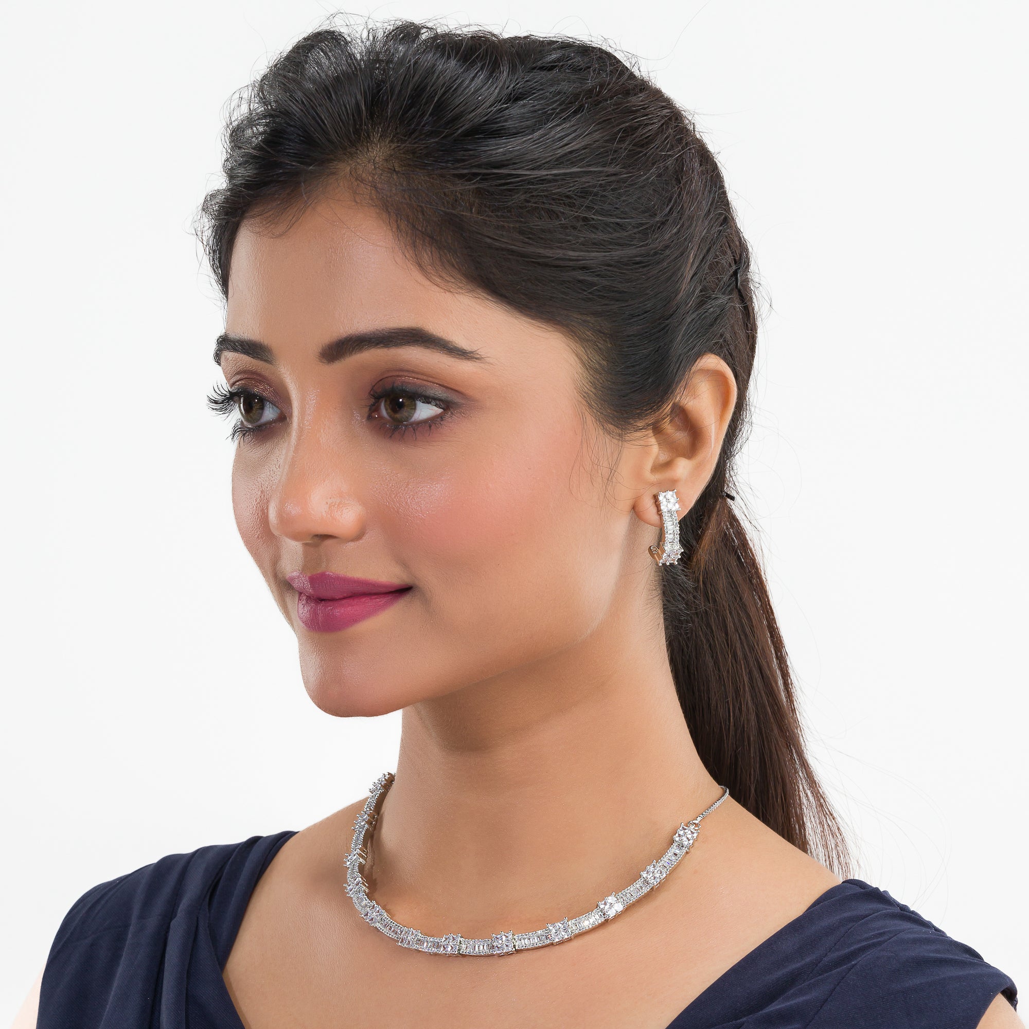 Zircon-studded silver necklace set with a dazzling and refined design for parties.