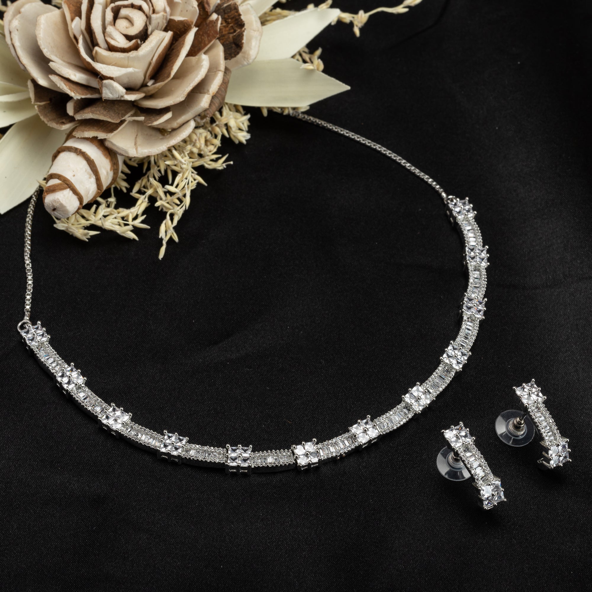 Zircon-studded silver necklace set with a dazzling and refined design for parties.
