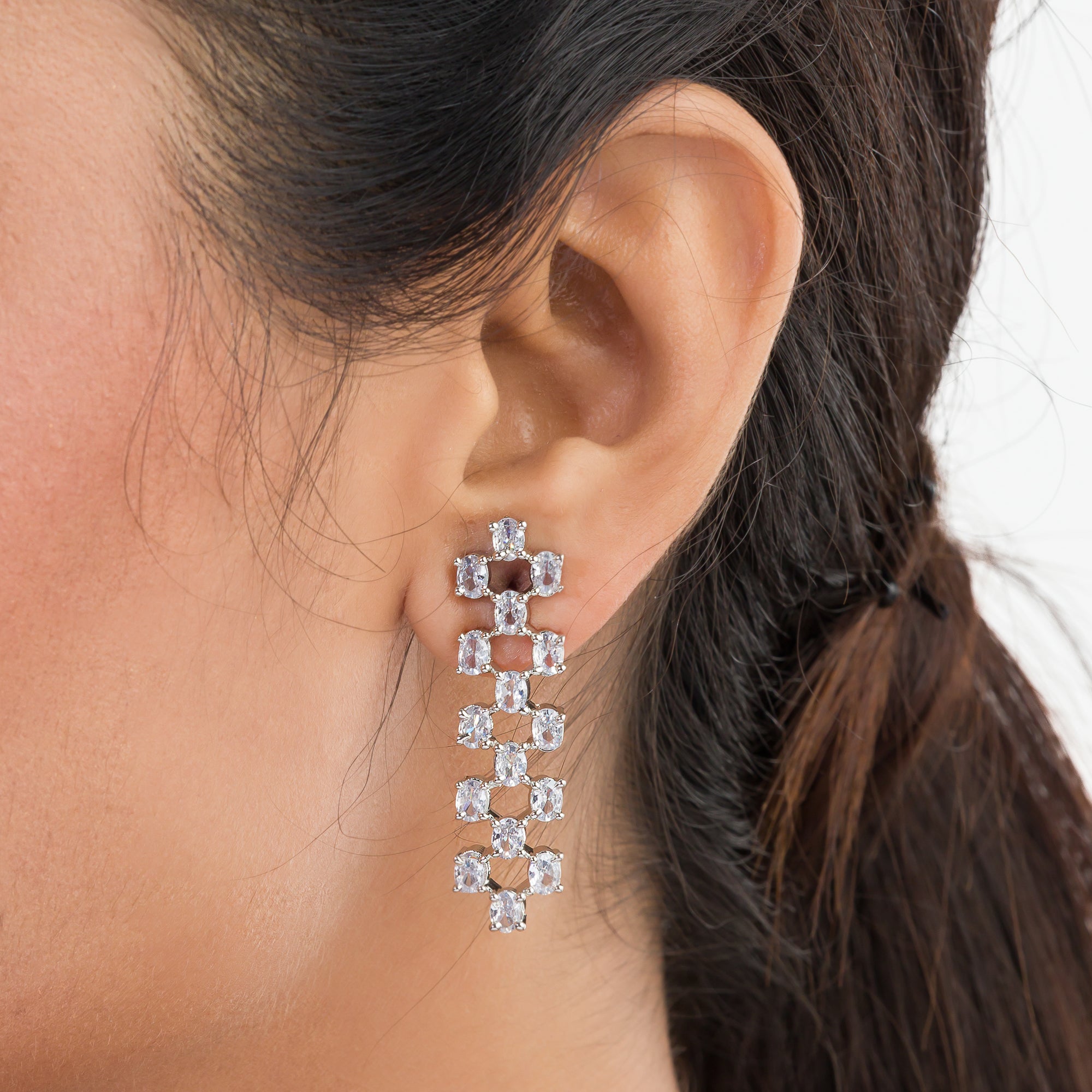 Zircon-studded silver necklace set with exquisite sparkle and sophistication for parties.