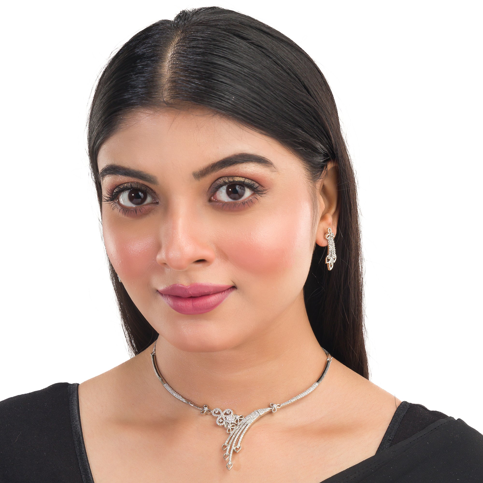 Elegant zircon-studded silver necklace set for a refined and sparkling party look.