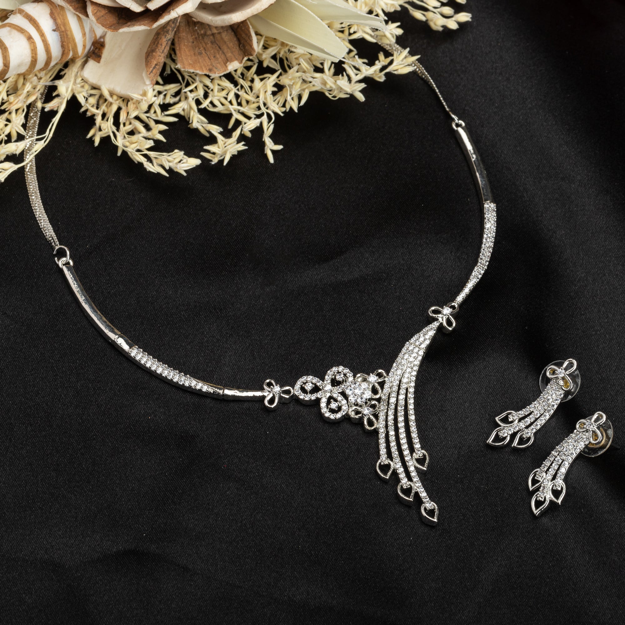 Elegant zircon-studded silver necklace set for a refined and sparkling party look.