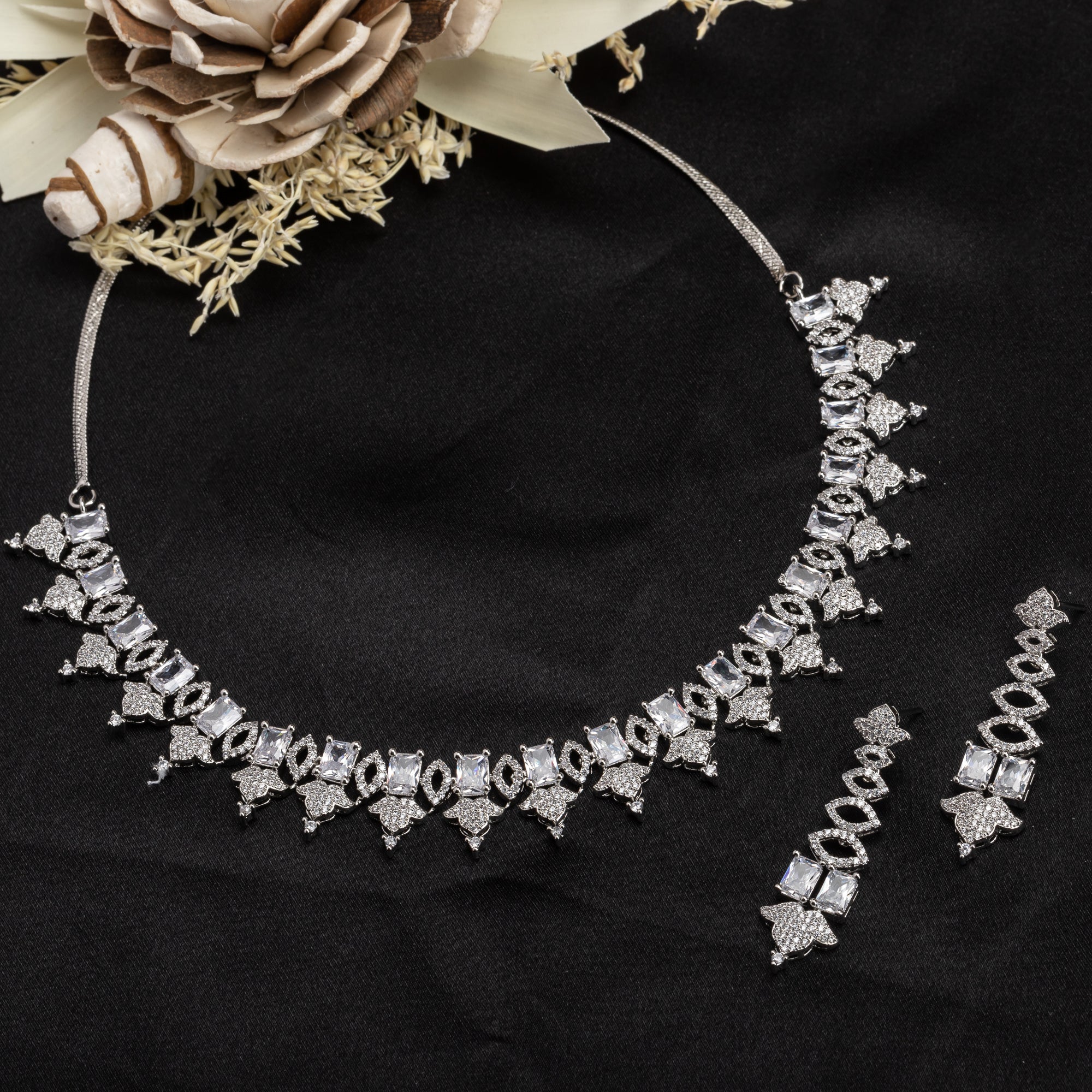 Dazzling zircon-studded silver necklace set with a refined design for parties.
