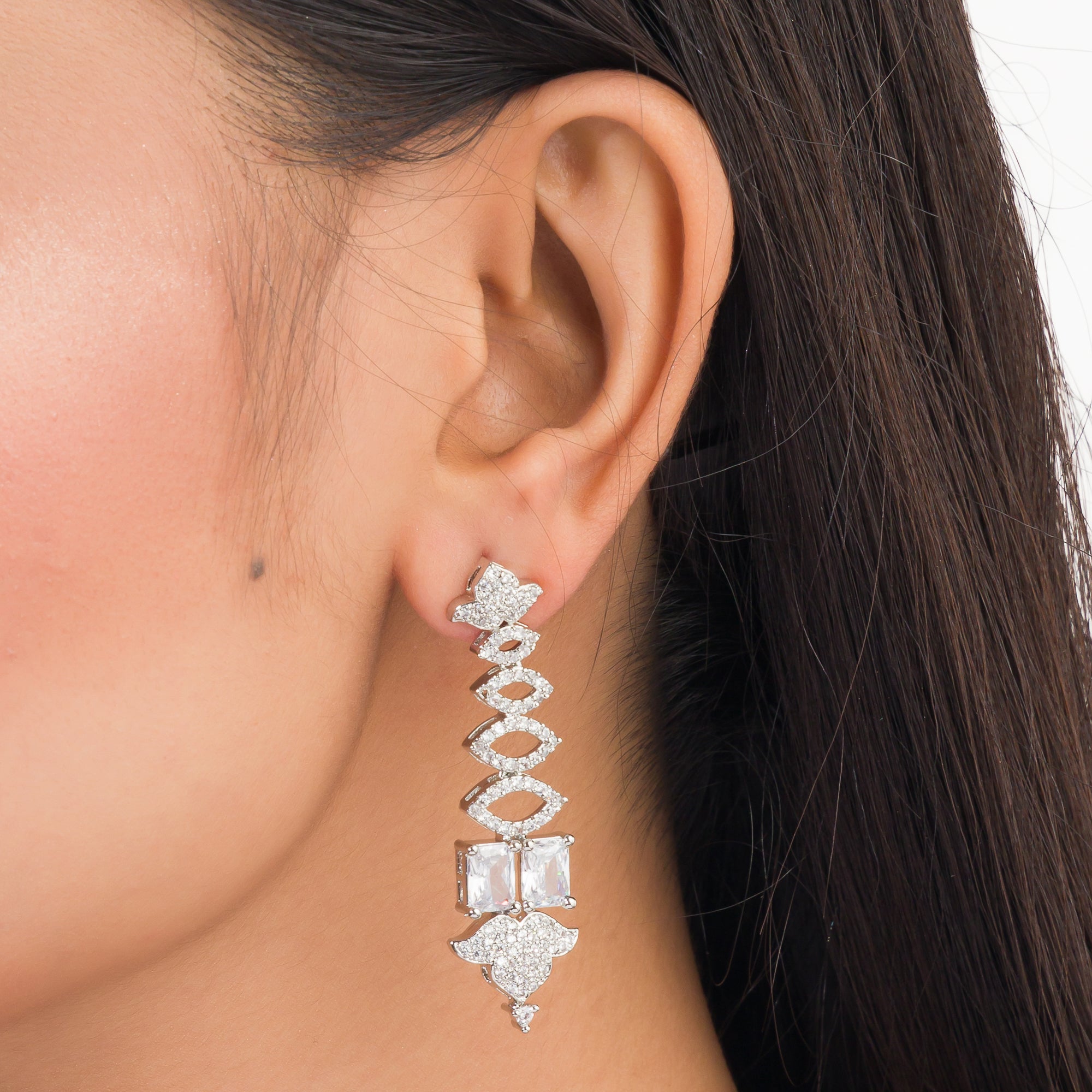 Dazzling zircon-studded silver necklace set with a refined design for parties.